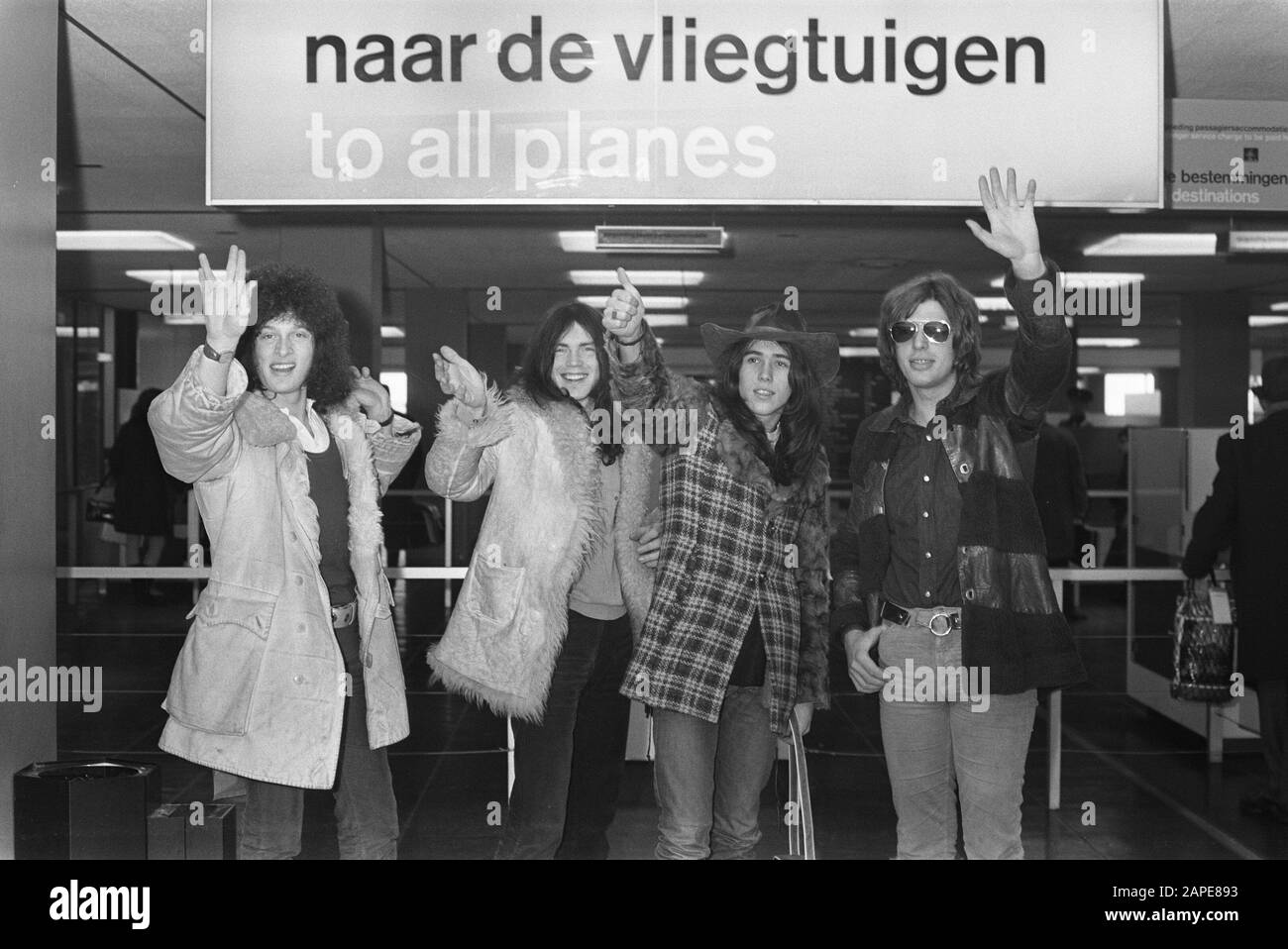 Beatgroep i Golden Earrings partono dagli Stati Uniti per un tour dall'aeroporto di Schiphol. Vlnr. Barry Hay, Rinus Gerritsen, George Kooymans e Sieb Warner Annotation: Il batterista Sieb Warner era il successore di Jaap Eggermont e restava con la band solo per un anno. Data: 17 Dicembre 1969 Luogo: Noord-Holland, Schiphol Parole Chiave: Beat Groups, Partenza Nome Personale: Gerritsen, Rinus, Hay, Barry, Kooymans, George, Warner, Sieb Foto Stock