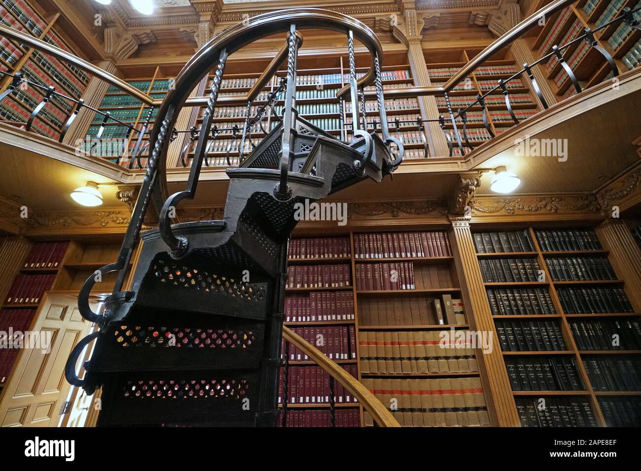 Toronto - GENNAIO 2020: Gli interni della ornata biblioteca di legge Vittoriana all'Osgoode Hall. Foto Stock