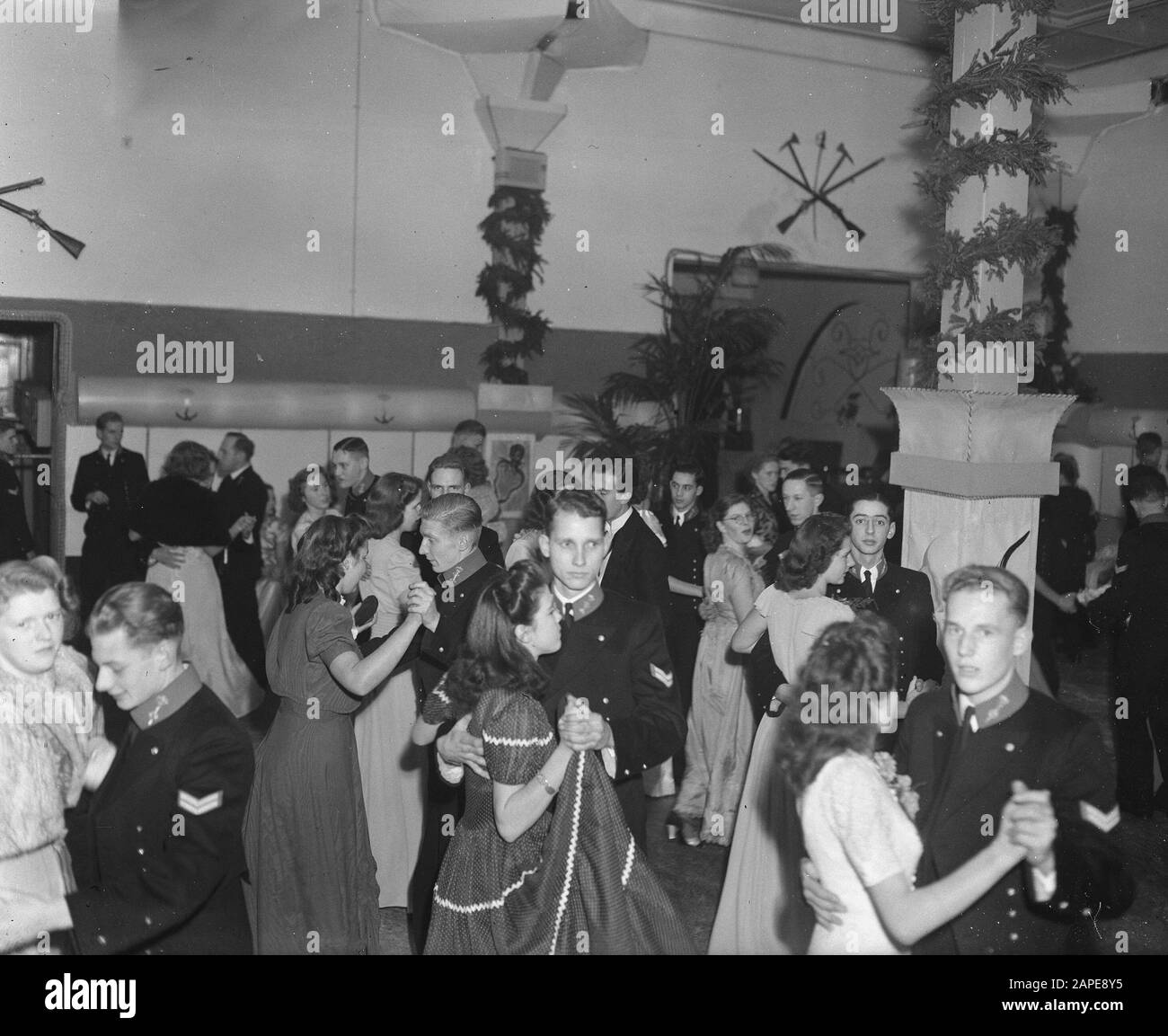 Assaut in Den Helder Annotation: L'Assaut è un gala annuale di più giorni per gli ufficiali navali in formazione presso il Royal Marine Institute (KIM) a Den Helder Data: 13 dicembre 1947 posizione: Den Helder Parole Chiave: Midshipmen, partiti, marine Foto Stock