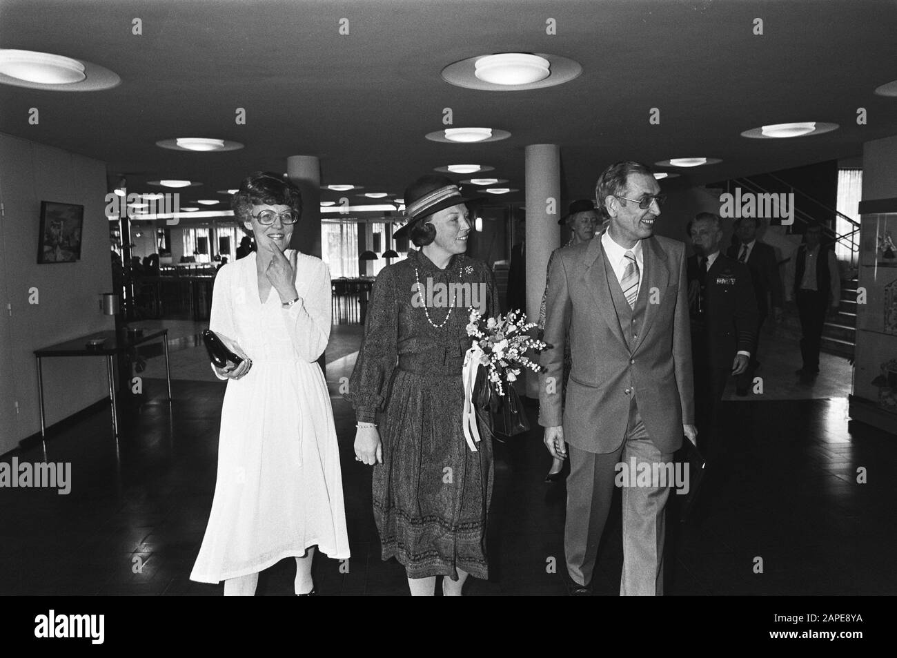 Beatrix ha partecipato alla presentazione di Utrecht ICODO facendo telex, testo era visibile, Beatrix con Van der Hooft Data: 29 aprile 1981 luogo: Utrecht Parole Chiave: Tours, telex Nome personale: Beatrix, queen, Icodo Foto Stock Beatrix ha partecipato alla presentazione di Utrecht ICODO facendo telex, testo era visibile, Beatrix con Van der Hooft Data: 29 aprile 1981 luogo: Utrecht Parole Chiave: Tours, telex Nome personale: Beatrix, queen, Icodo Foto Stock