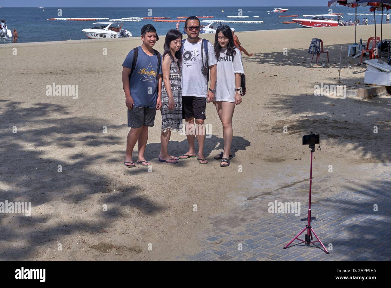Fotografia con timer automatico utilizzando uno smartphone montato su treppiede Foto Stock