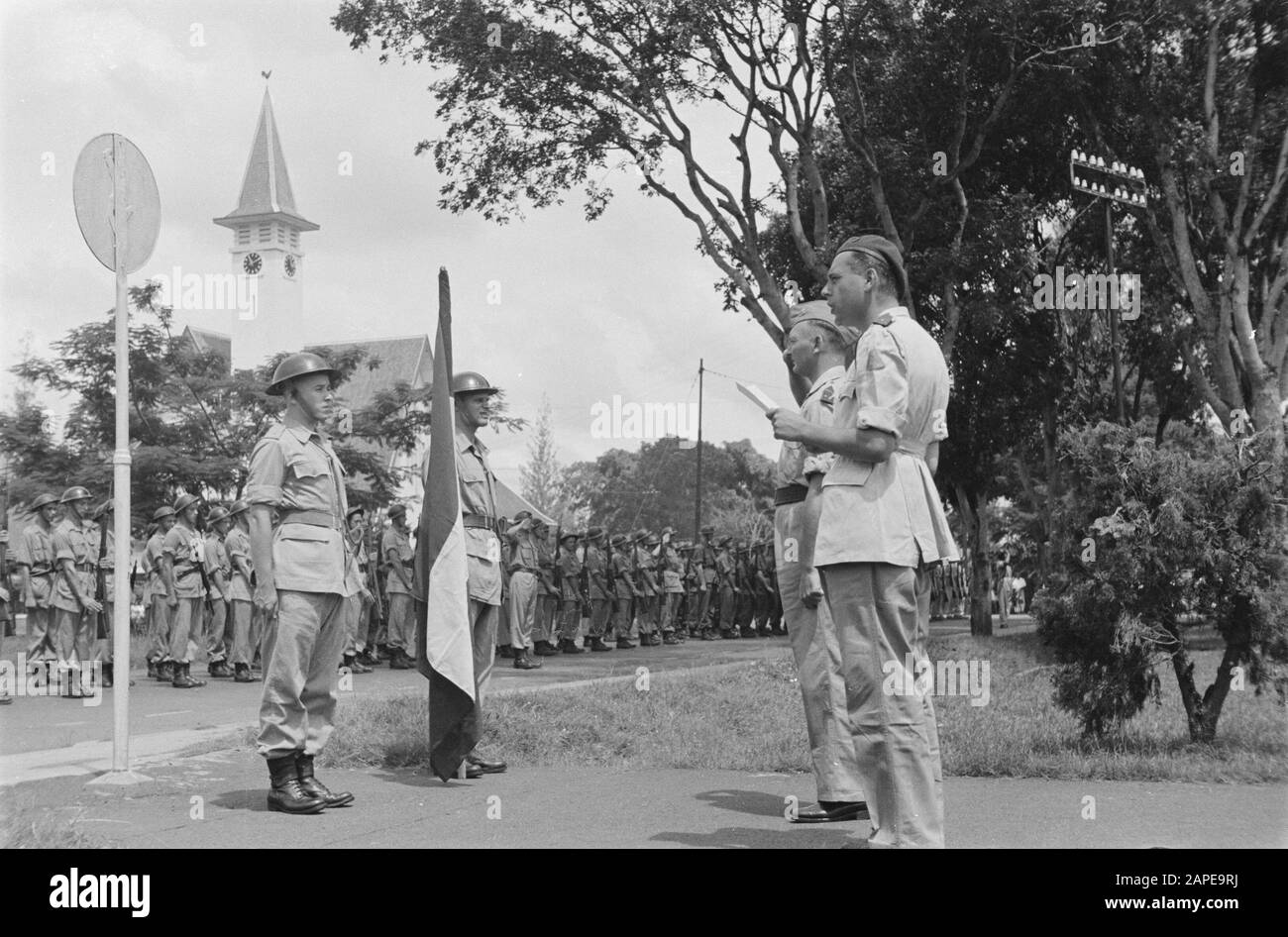 Descrizione del giuramento: Il testo di Beedigin è letto ad alta voce da un tenente. Sinistra il tenente Data: Aprile 1947 Località: Indonesia, Indie Orientali Olandesi Foto Stock