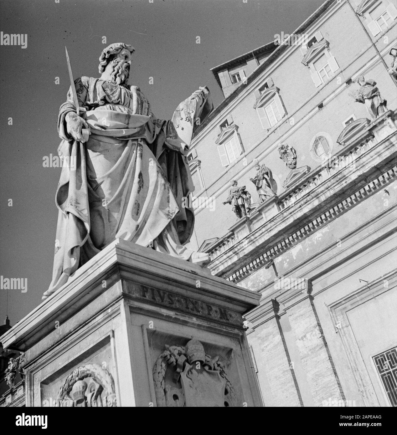 Roma: Visita alla Città del Vaticano Descrizione: Statua di San Paolo con spada e libro, fondata da Papa Pio IX in Piazza San Pietro di fronte al palazzo apostolico Annotazione: Statua di Adamo Tadolini (1788-1868) e completata nel 1838 Data: Dicembre 1937 posizione: Roma, Piazza San Pietro, Città del Vaticano Parole Chiave: Sculture, statue di santi, Cattolicesimo, palazzi, papi, piazze, statue Nome personale: Paolo, Pio IX (papa) Nome istituzionale: Vaticano Foto Stock Roma: Visita alla Città del Vaticano Descrizione: Statua di San Paolo con spada e libro, fondata da Papa Pio IX in Piazza San Pietro di fronte al palazzo apostolico Annotazione: Statua di Adamo Tadolini (1788-1868) e completata nel 1838 Data: Dicembre 1937 posizione: Roma, Piazza San Pietro, Città del Vaticano Parole Chiave: Sculture, statue di santi, Cattolicesimo, palazzi, papi, piazze, statue Nome personale: Paolo, Pio IX (papa) Nome istituzionale: Vaticano Foto Stock