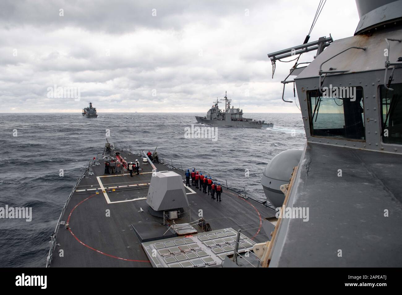 200120-N-OQ778-1021 OCEANO ATLANTICO (GEN. 20, 2019) I Marinai assegnati al cacciatorpediniere USS Truxtun della classe Arleigh Burke si preparano a condurre un rifornimento in mare con l'oliatore USNS di rifornimento della flotta della classe Henry J. Kaiser, Joshua Humphreys (T-AO 188), a sinistra, mentre transitano oltre il golfo USS Vella della classe Ticonderoga (CG 72). Truxtun sta conducendo operazioni nell'Oceano Atlantico come parte della USS Dwight D. Eisenhower Carrier Strike Group. (STATI UNITI Navy Photo by Mass Communication Specialist 3rd Class Kody A. Phillips/Rilasciato) Foto Stock