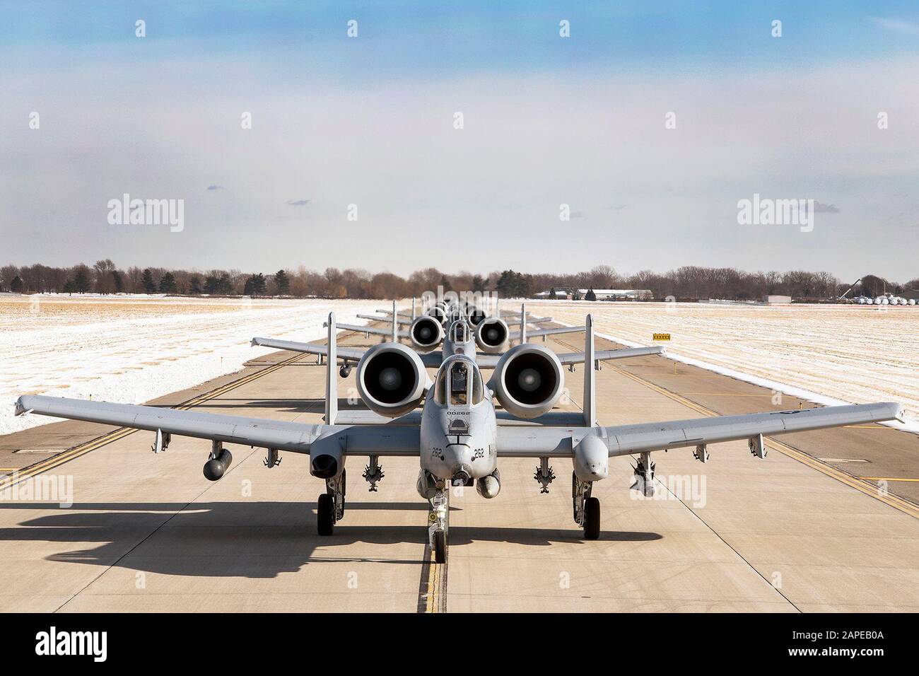 SELFRIDGE AIR NATIONAL GUARD BASE, Mich.- dieci a-10 aerei da combattimento Thunderbolt II, volati dai piloti dello squadrone 107th Fighter qui, eseguono una "passeggiata degli elefanti" mentre si schierano per Snowbird il 21 gennaio 2020. L'Elephant Walk presenta il motto dell'ala 127th, "We Stand Ready", e dimostra la prontezza e la capacità dell'ala di generare airpower da combattimento con un attimo di preavviso. Foto Stock