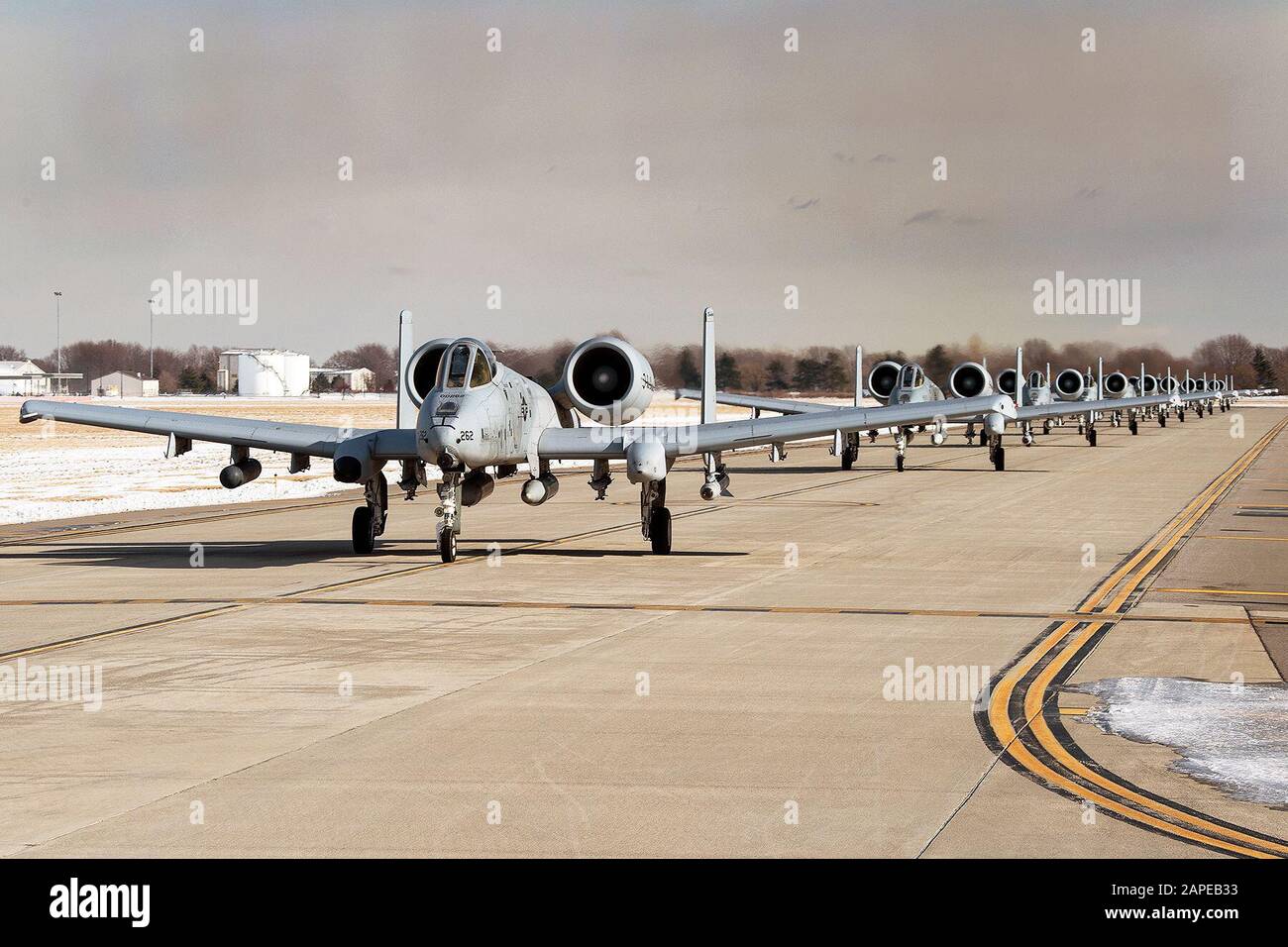 SELFRIDGE AIR NATIONAL GUARD BASE, Mich.- dieci a-10 aerei da combattimento Thunderbolt II, volati dai piloti del 107th Fighter Squadron qui, eseguono una "Passeggiata degli Elefanti" sulla pista mentre si schierano per un esercizio di Snowbird il 21 gennaio 2020. L'Elephant Walk presenta il motto dell'ala 127th, "We Stand Ready", e dimostra la prontezza e la capacità dell'ala di generare airpower da combattimento con un attimo di preavviso. Foto Stock