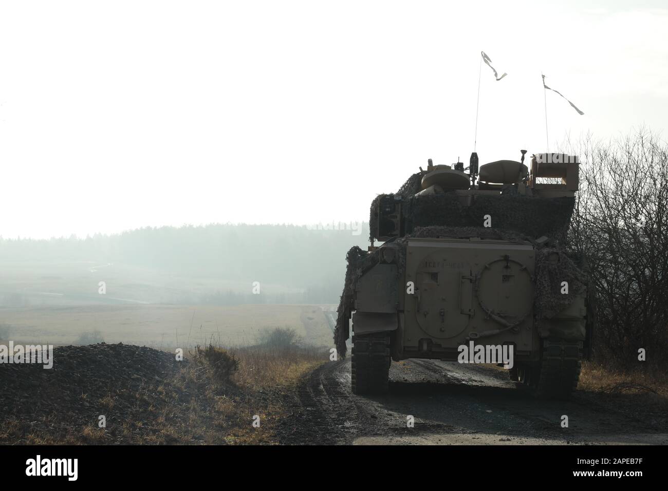 Soldati degli Stati Uniti del 4th Squadron, 9th Cavalry Regiment, 2nd Armored Brigade Combat Team, 1st Cavalry Division, manuever un M3 Bradley Fighting Veicolo attraverso le corsie di fuoco in tensione durante La Risolvi Xiii Combinata alla Grafenwoehr Training Area di Grafenwoehr, Germania, 16 gennaio 2020. Combined Resolve XIII è un dipartimento della sede centrale dell'esercito diretto Operazioni Multinazionali Unified Land con gli Stati Uniti Regionalmente Allineati Brigata della forza a sostegno degli obiettivi del comando europeo (EUCOM). Lo scopo dell'esercizio è quello di preparare il 2nd Armored Brigade Combat Team, 1st Cavalry Division lungo w Foto Stock
