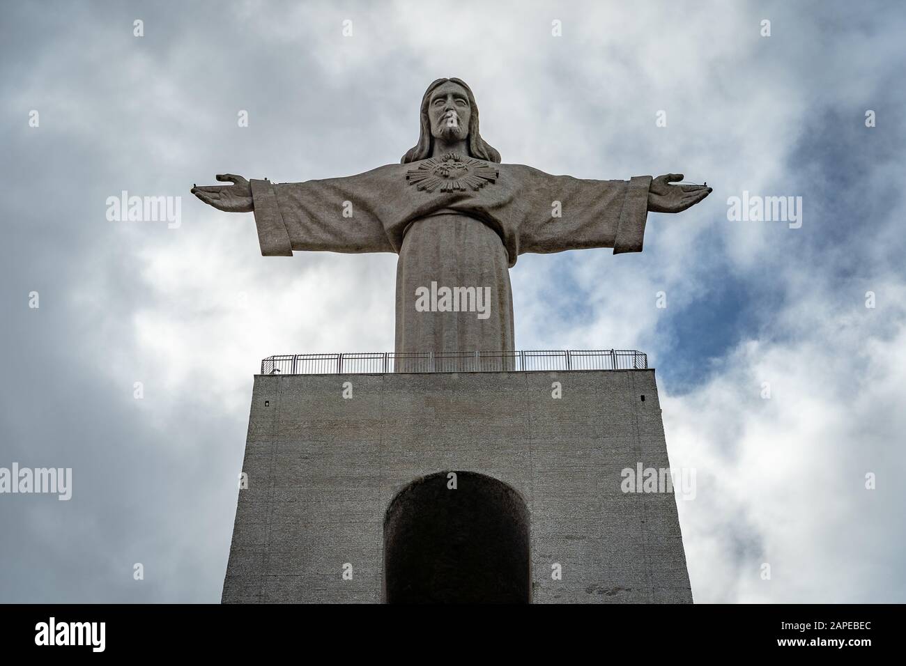 Lisbona, Portogallo - Santuario Nazionale di Cristo Re in primo piano Foto Stock
