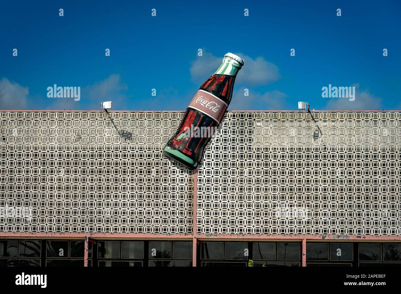 Badajoz, Spagna - cartello con la bottiglia di una bevanda Gigante su una fabbrica chiusa di Coca-Cola Foto Stock