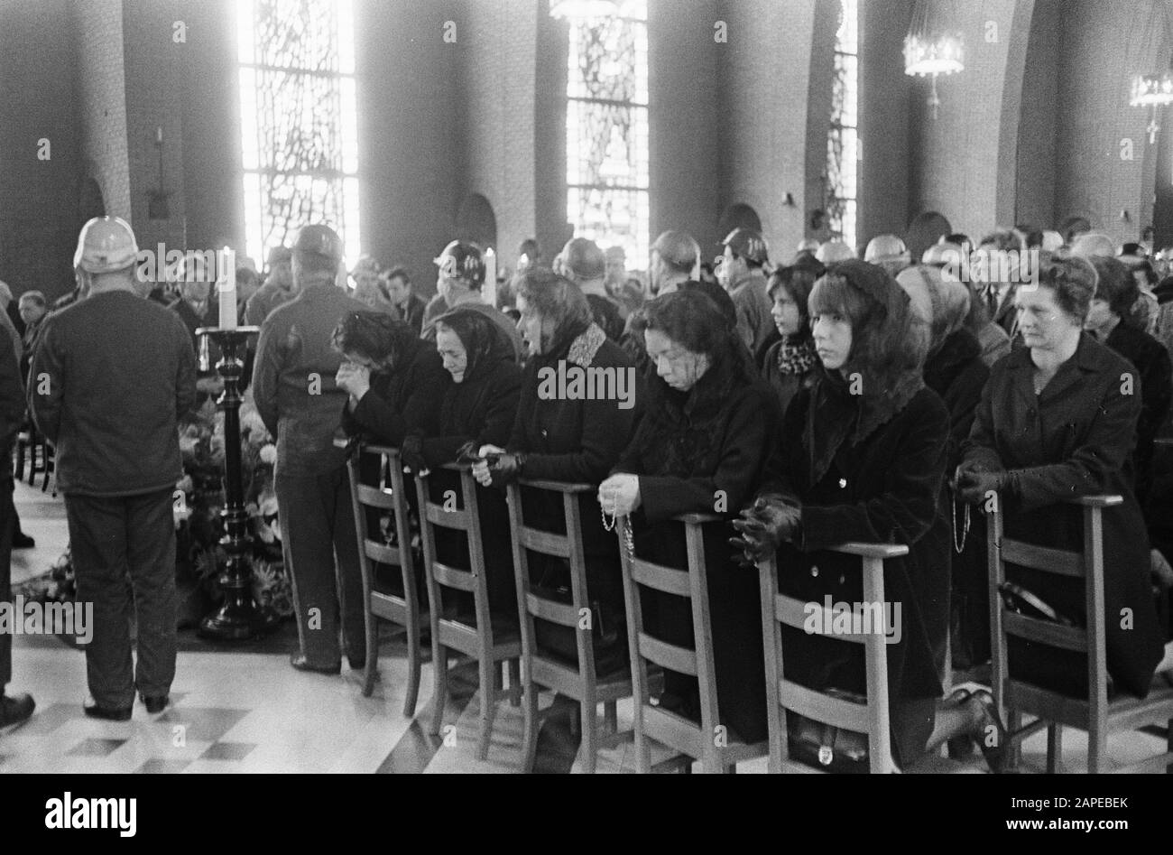 Minatore funebre a Zwartberg (Belgio), in chiesa Data: 3 febbraio 1966 luogo: Belgio Parole Chiave: Funerali, chiese Nome personale: Zwartberg Foto Stock