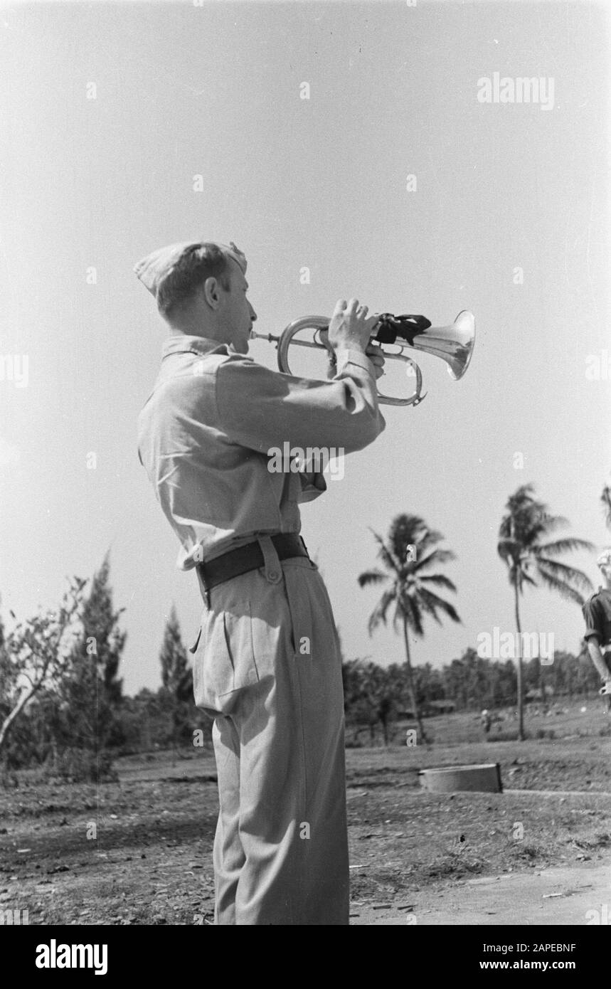 Harrevelds Descrizione: Funerale del signor. J. van Harreveld e moglie sul campo d'onore per le vittime civili a Menteng Poeloe. Annotazione della tromba: Il sig. Van Harreveld, un avvocato di Bataviasche ben noto, è stato preso con il suo marito dalla sua sede nell'ottobre 1945 dai terroristi sull'Oude Tamarindelaan. All'inizio molto più tardi trovarono i loro resti: Erano stati portati a Kampong Bali vicino Tanah Abang Hill, dove erano terribilmente schiacciati e sepolti. Con la risepoltura di questi resti, l'Eereveld è stato utilizzato per le vittime civili in Batavia (Het Dagblad) Data: 31 ottobre 1946 luogo: Batavia, Indones Foto Stock