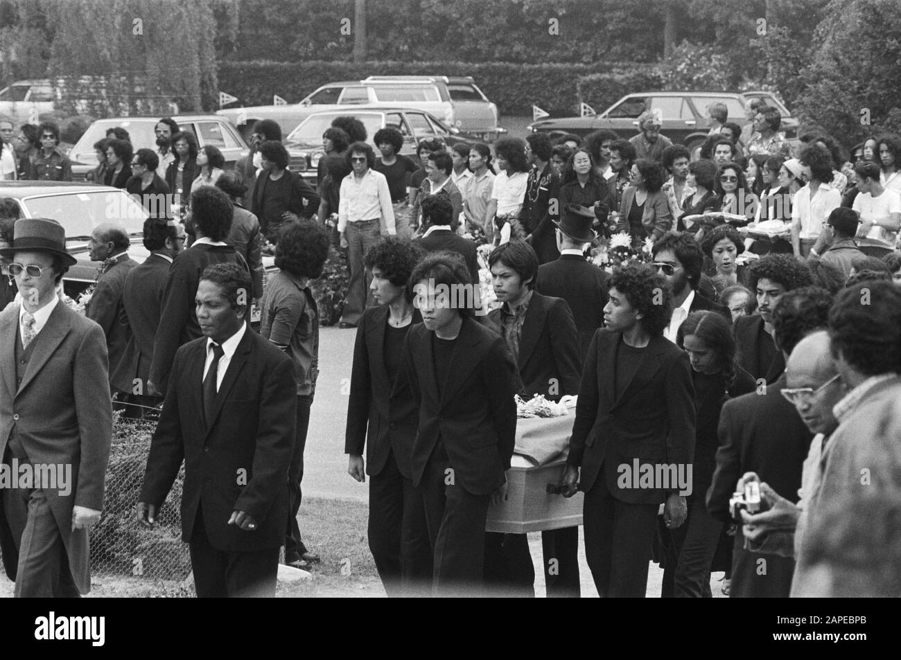 Sepoltura sei dirottatori treno Assen; interesse al cimitero Data: 14 giugno 1977 luogo: Assen Parole Chiave: Funerali, dirottatori di treno Foto Stock