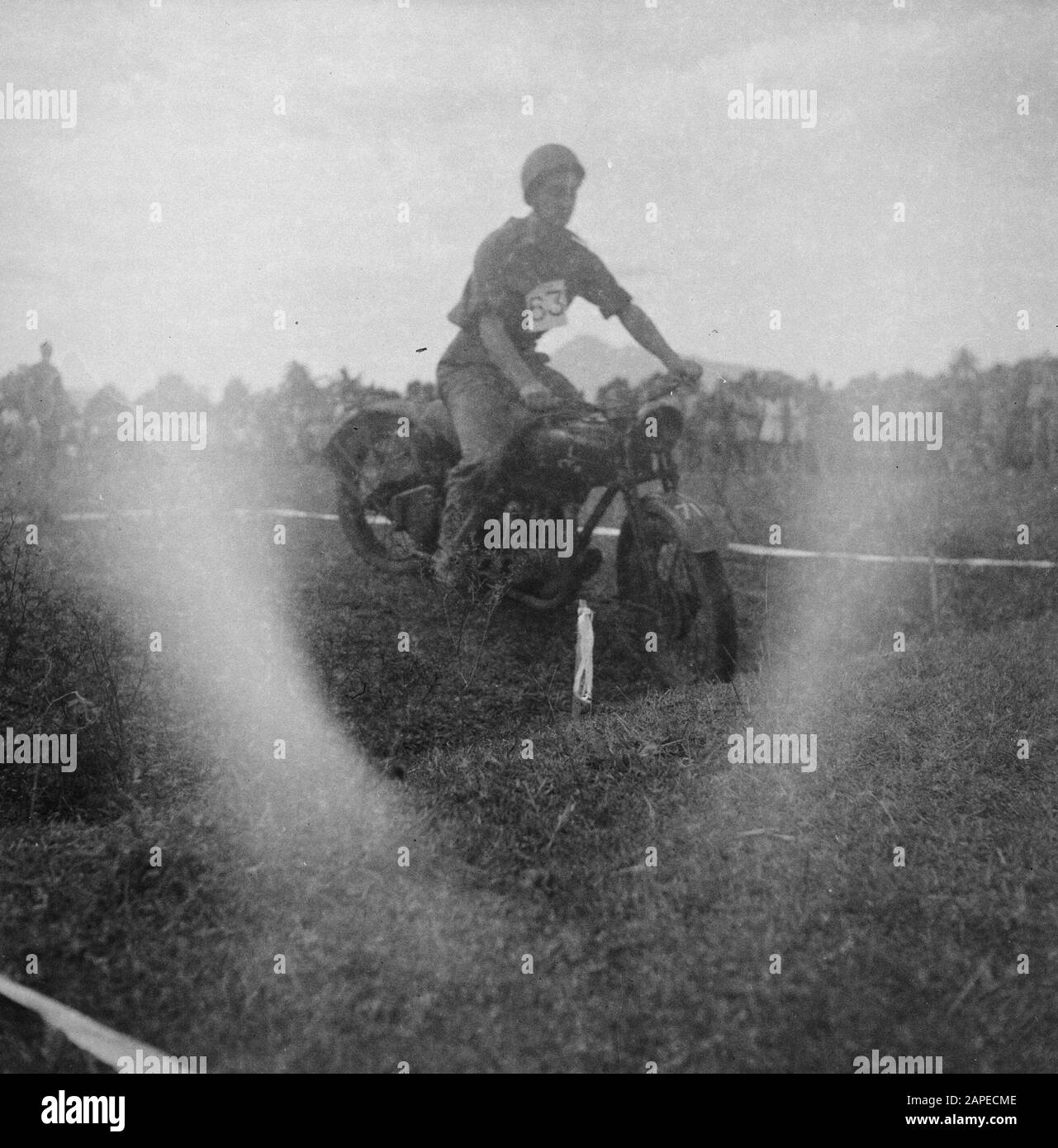 Sport Day A.A.A.T. te Buitenzorg Descrizione: Test di abilità con moto Data: 19 aprile 1948 Località: Bogor, Indonesia, Indie Orientali Olandesi Foto Stock