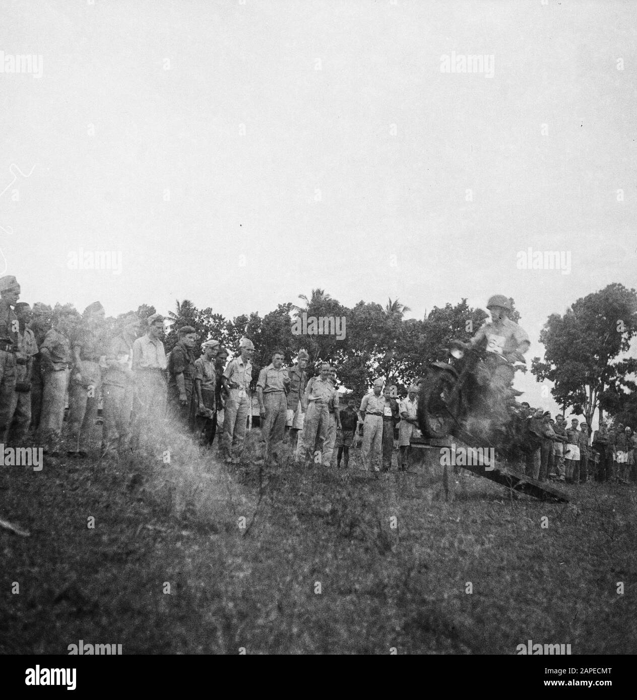 Sport Day A.A.A.T. te Buitenzorg Descrizione: Test di abilità con moto Data: 19 aprile 1948 Località: Bogor, Indonesia, Indie Orientali Olandesi Foto Stock
