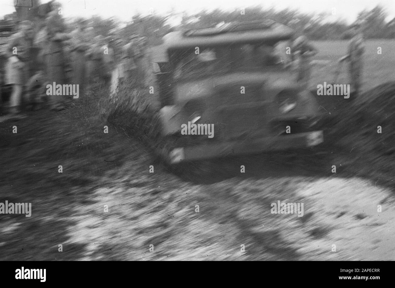 Salatiga. Holiday II-2 R.V.A. Descrizione: Veicoli skill ride. Data: 8 Ottobre 1947 Località: Indonesia, Java, Indie Orientali Olandesi, Salatiga Foto Stock