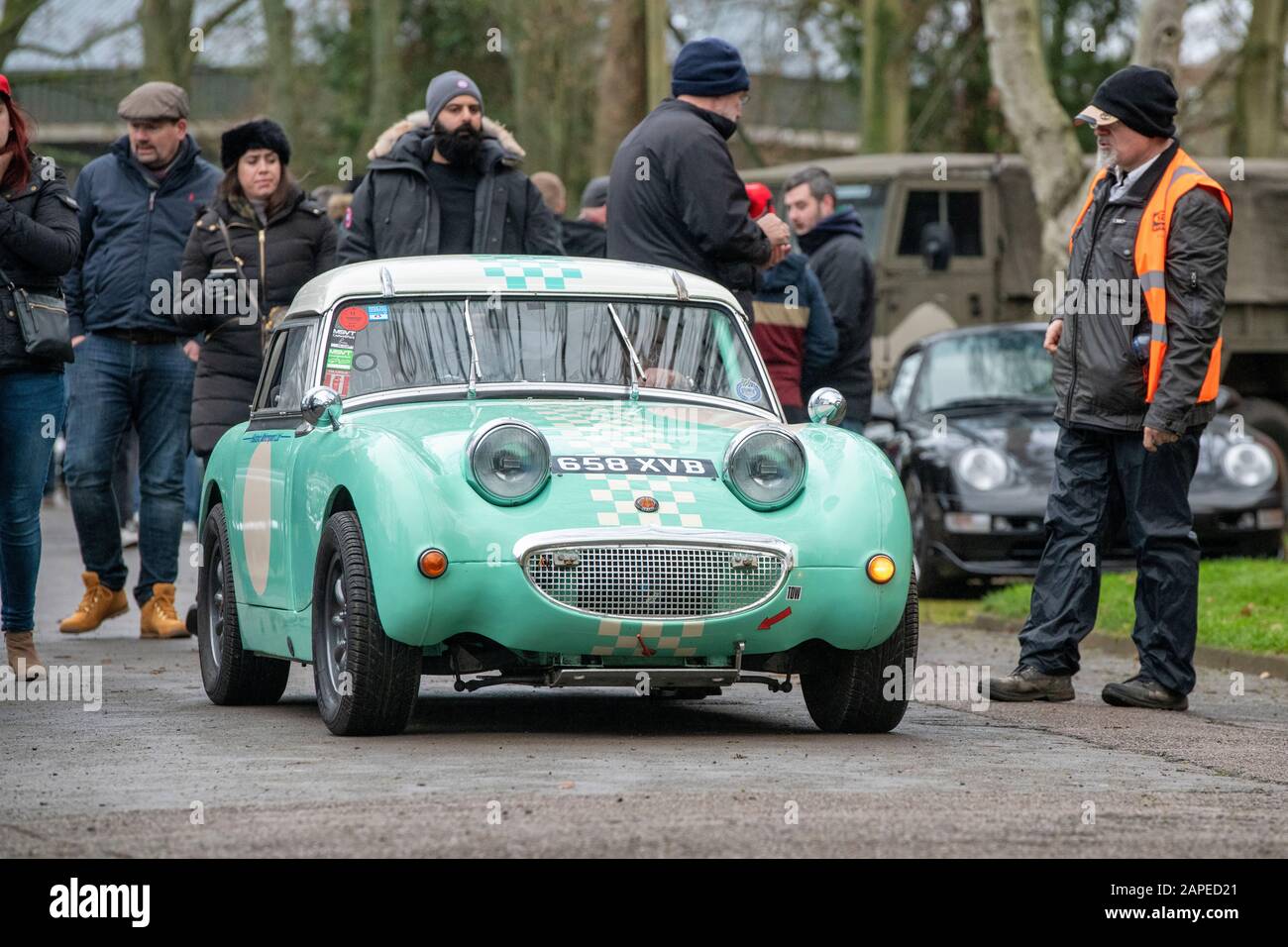 1960 Austin Healey Sprite auto arrivo a Bicester Heritage Centre gennaio domenica corsa evento. Bicester, Oxfordshire, Inghilterra. Foto Stock