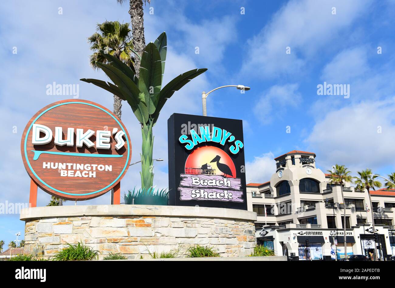 Huntington BEACH, CALIFORNIA - 22 JAN 2020: Firma per il ristorante Dukes e Sandys Beach Shack al molo di Huntington Beach. Foto Stock