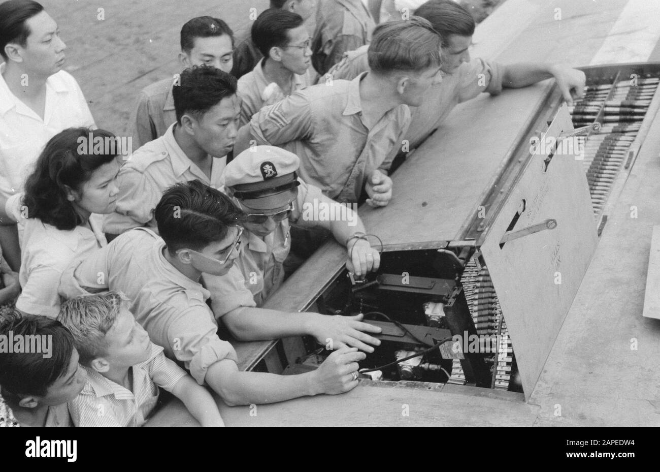 Aviation Day Military Aviation at Kemajoran Airport Descrizione: Interessato all'armamento nell'ala di un aereo da combattimento Data: 9 marzo 1947 Località: Batavia, Indonesia, Jakarta, Kemajoran, Indie Orientali Olandesi Foto Stock