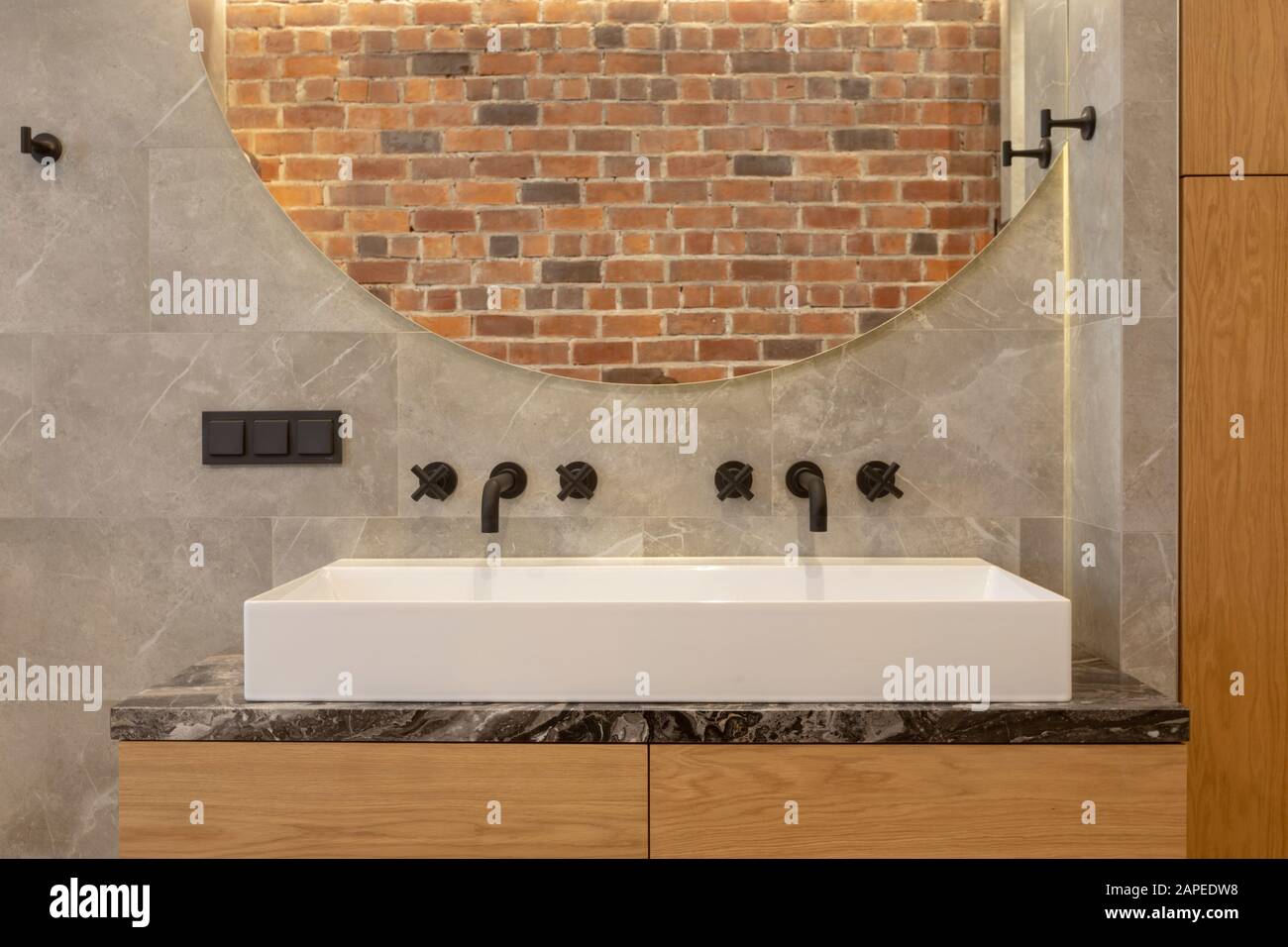 Moderna vasca doppia in ceramica con piano di appoggio Foto Stock