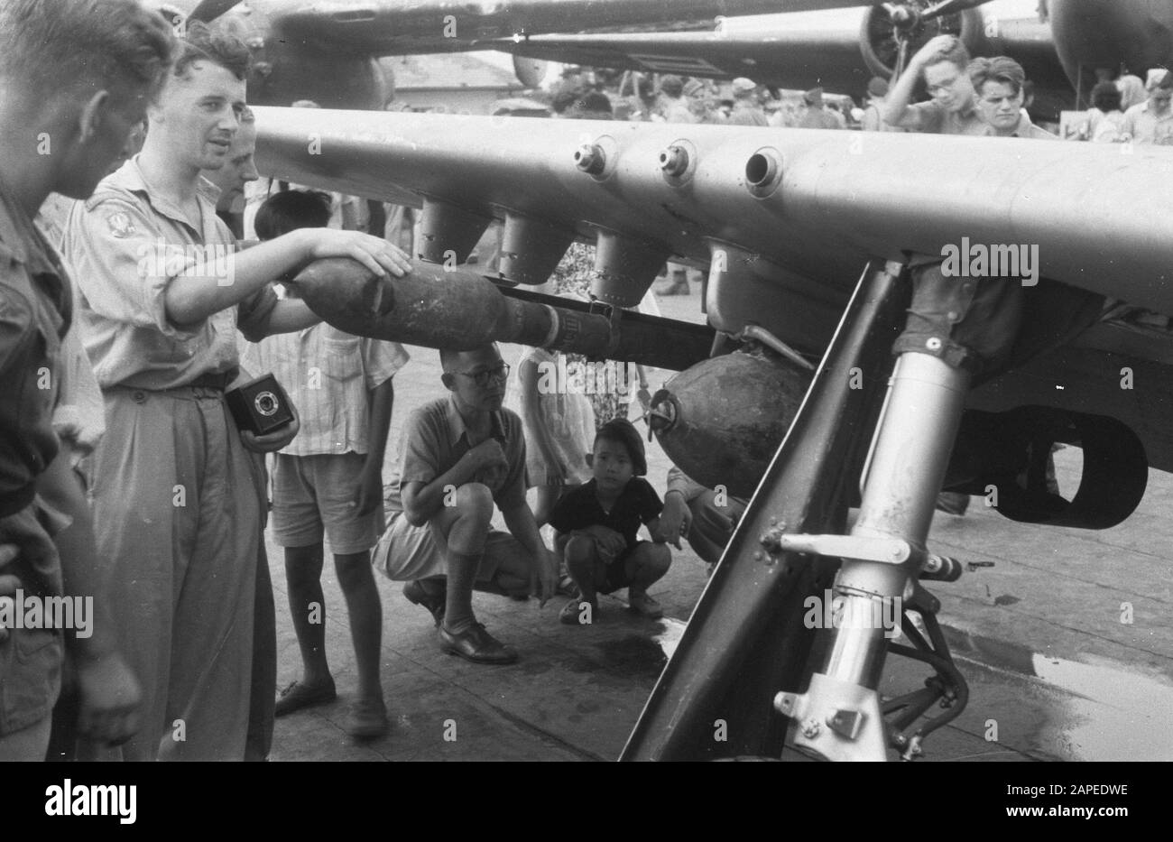 Aviation Day Military Aviation at Kemajoran Airport Descrizione: Interessato all'armamento sotto l'ala di un aereo da combattimento Data: 9 marzo 1947 Località: Batavia, Indonesia, Jakarta, Kemajoran, Indie Orientali Olandesi Foto Stock