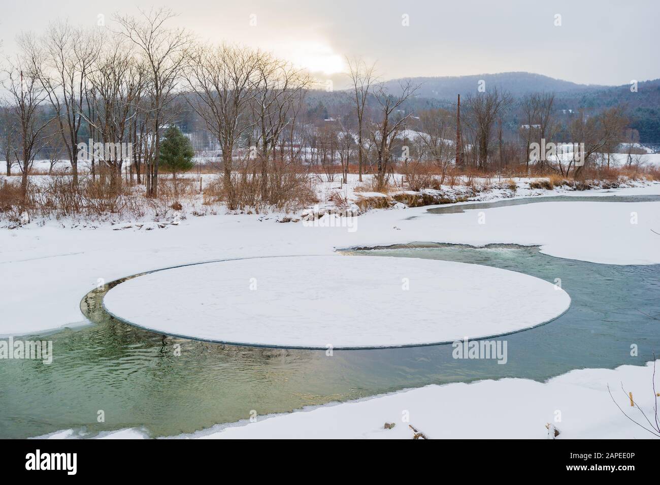 Raro cerchio di ghiaccio nel Piccolo fiume vicino a Mosca Vermont Stati Uniti Foto Stock