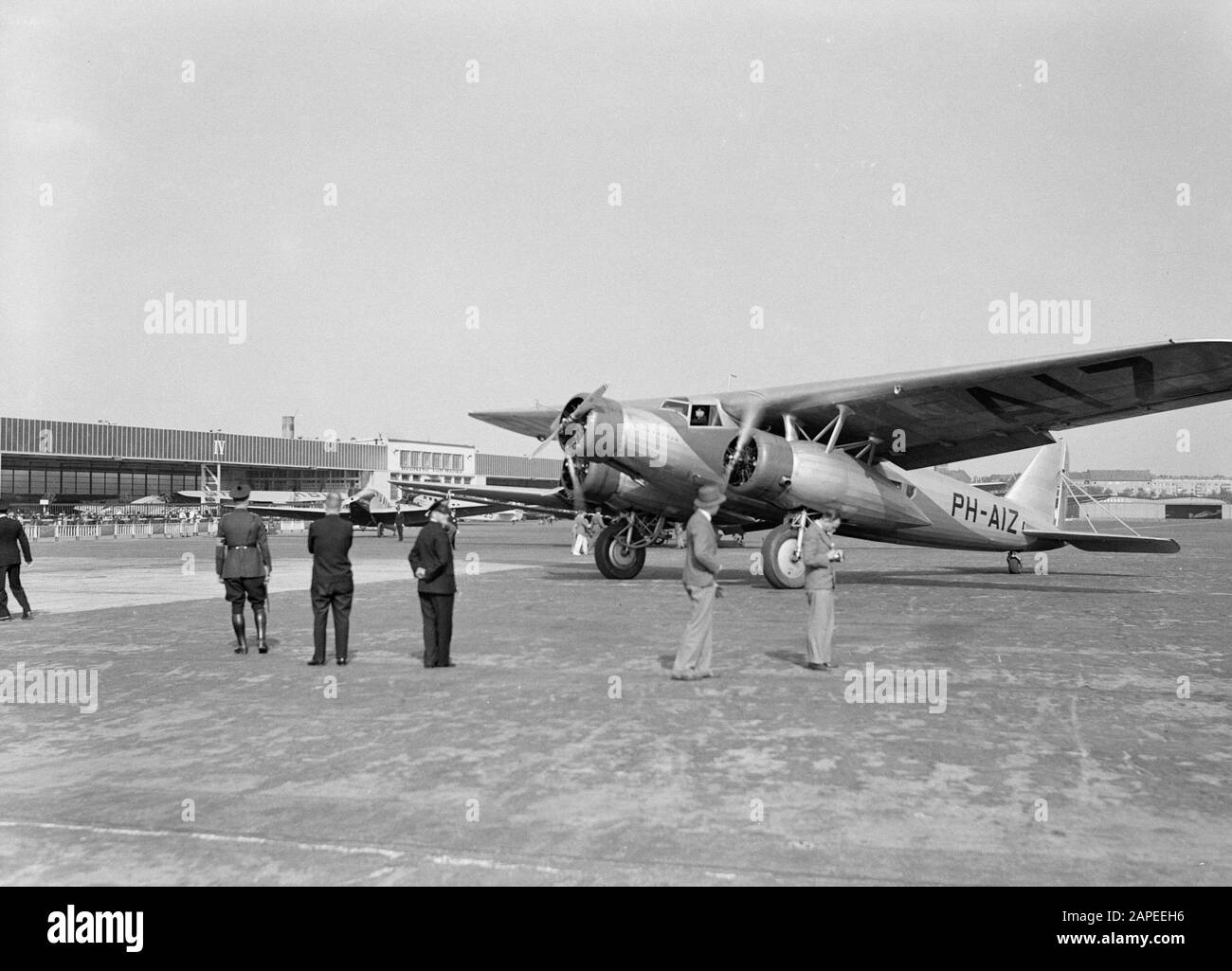 Aeroporto di Berlino - Tempelhof Descrizione: Personale dell'equipaggio e dell'aeroporto al Fokker F.XX PH-AIZ gabbiano d'argento della KLM Data: Ottobre 1934 posizione: Berlino, Germania Parole Chiave: Compagnie aeree aeronautiche, piloti, aerei, personale aeronautico, aeroporti Nome dell'istituto: Berlin-Tempelhof Foto Stock