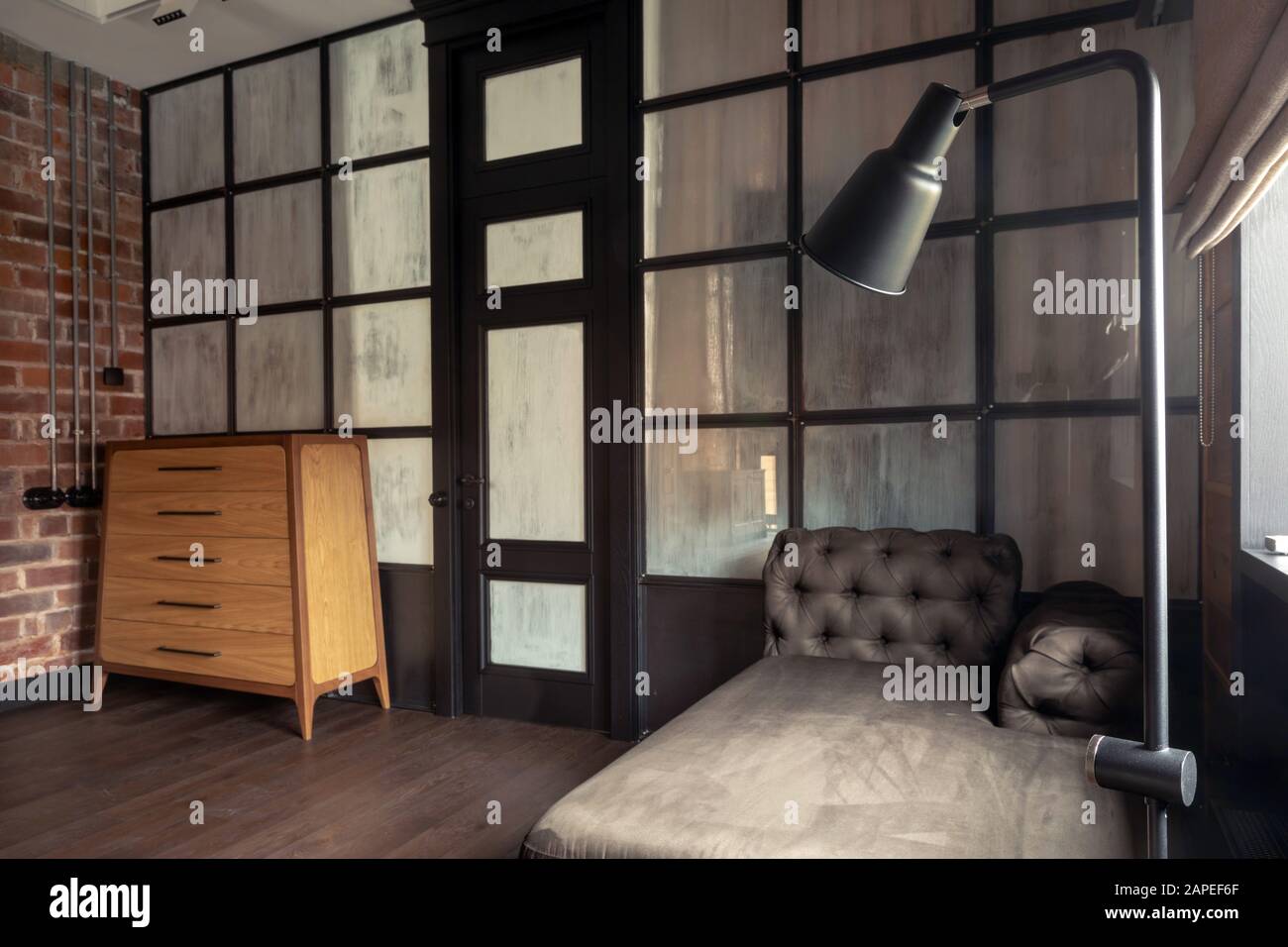 Moderno design d'interni alla moda del soggiorno con divisorio in vetro in appartamento Foto Stock