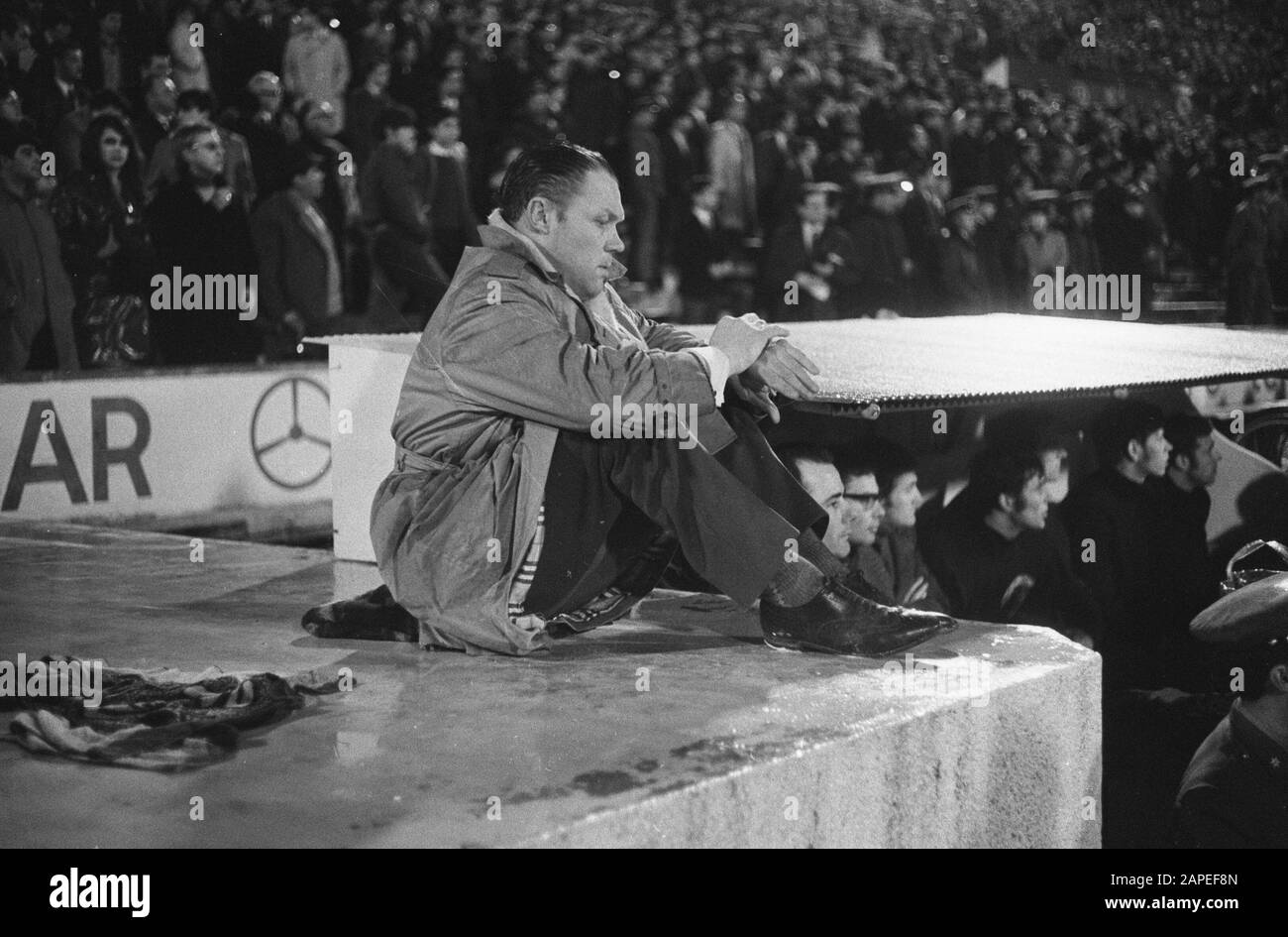 Benfica vs Ajax 1-3 Trainer Rinus Michels guarda sul suo orologio Data: 19 Febbraio 1969 Parole Chiave: Sport, football Nome Persona: Michels, Rinus Institution Nome: Benfica Foto Stock