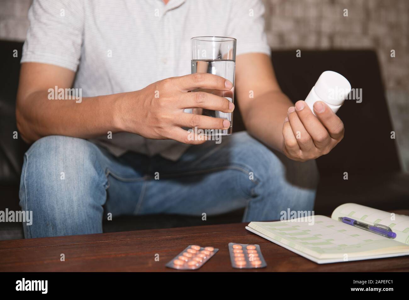 Gli uomini stanno per prendere la medicina. Foto Stock