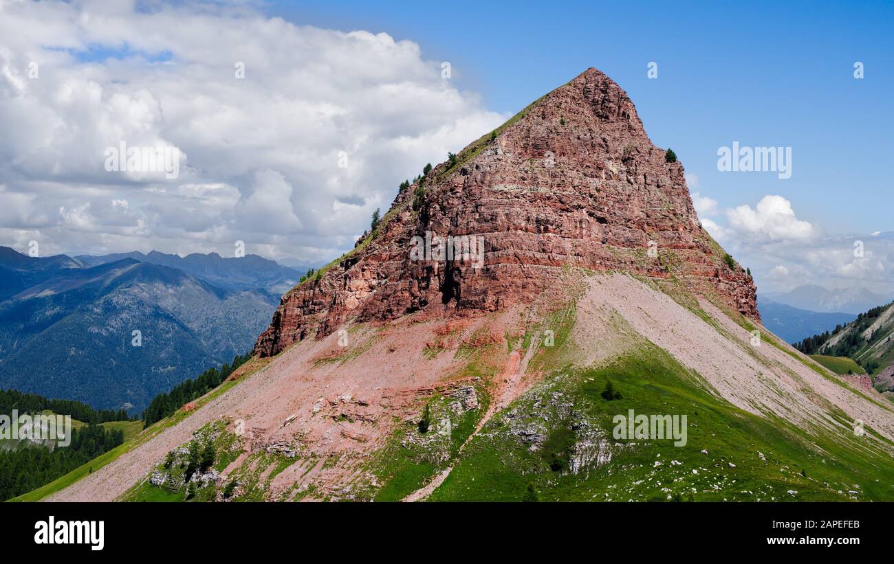 Monte Palon (2321 m, 7615 piedi) nel gruppo Sasso Rosso nelle Dolomiti di Brenta, vicino alla capanna Tassulla e all'altopiano Nana - Trento, Trentino, Italia Foto Stock