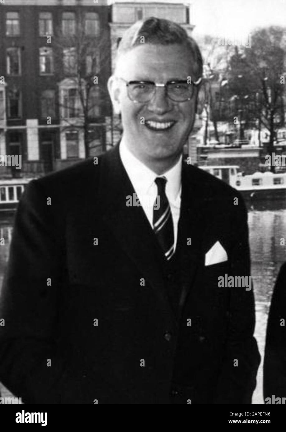 B.J. Udink (CHU), Ministro della cooperazione allo sviluppo, tra quattro rappresentanti del Gruppo intergovernativo sull'Indonesia. Amsterdam, Paesi Bassi, 8 Dicembre 1969.; Foto Stock