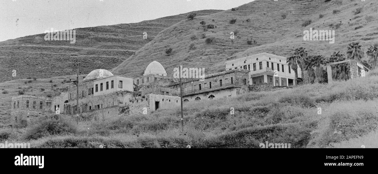 Pendio di montagna con una scuola con due tetti a cupola. Israele, Tiberiade.; Foto Stock