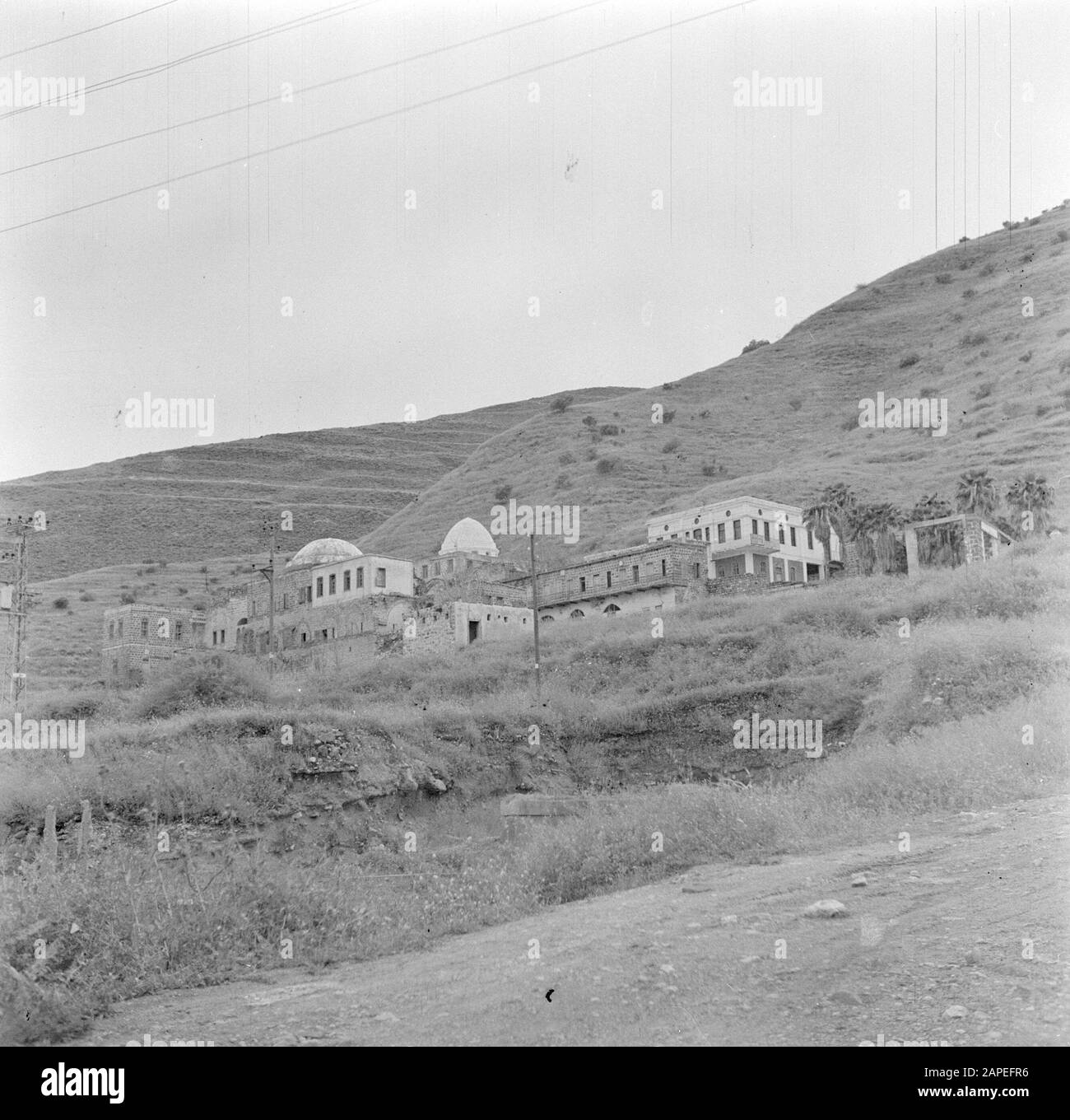 Israele 1948-1949: Tiberias Descrizione: Pendio di montagna con una scuola con due tetti a cupola Data: 1948 luogo: Israele, Tiberias Parole Chiave: Montagne, panorami, scuole Foto Stock
