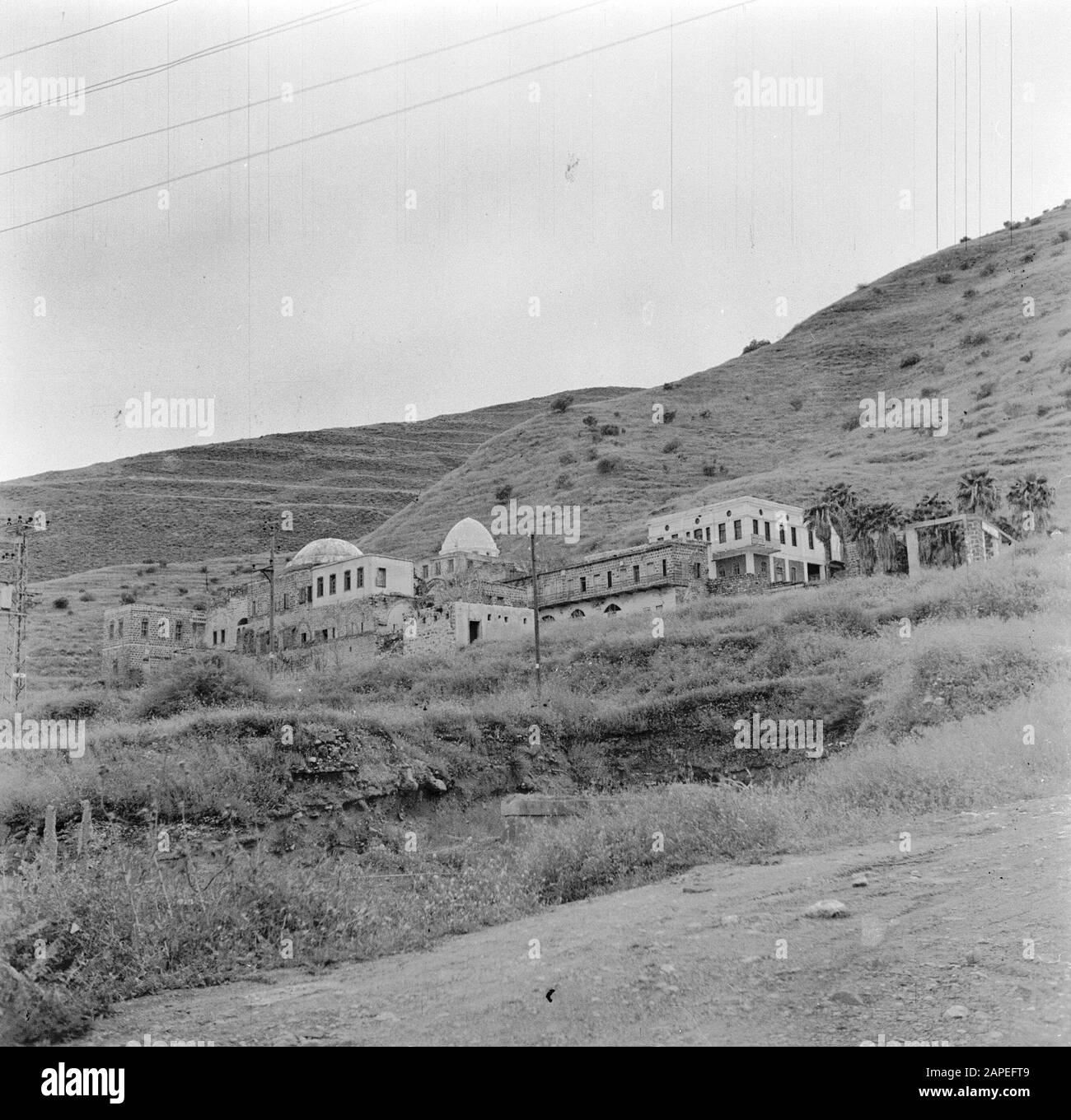Pendio di montagna con una scuola con due tetti a cupola. Israele, Tiberiade.; Foto Stock