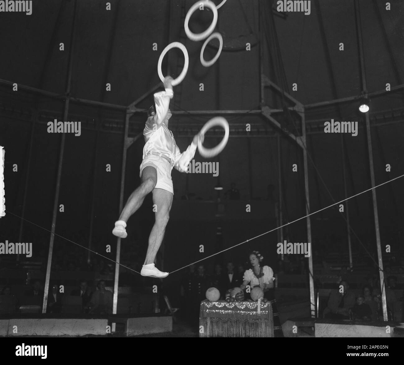 Circo Mikkenie. Juggler Data: 6 Ottobre 1948 Parole Chiave: Juggler Nome utente: MIKKENIE Foto Stock