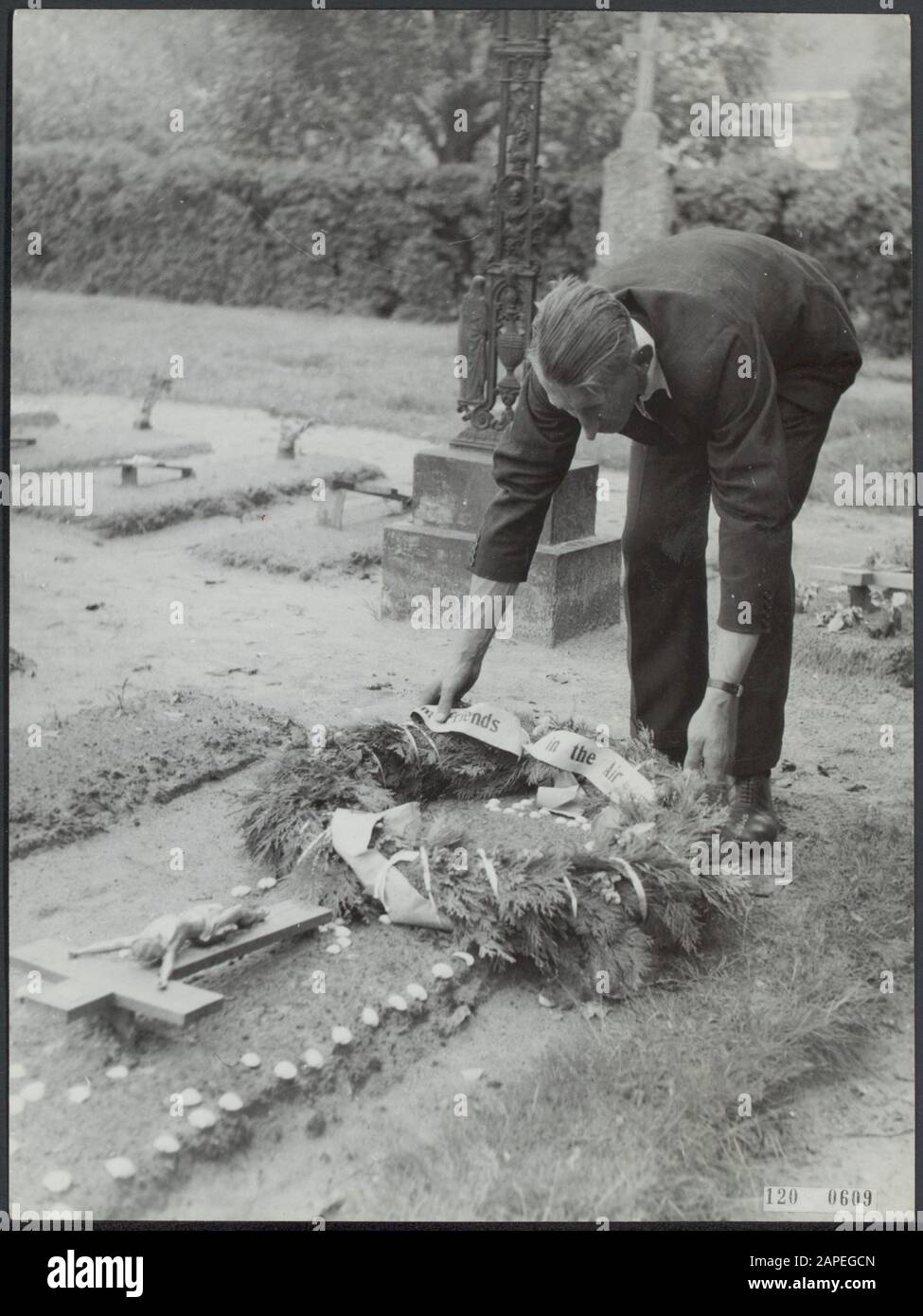 Bert Poel presta giuramento Dagli amici dell'aviazione agli eroi sulla tomba di suo padre, che lo incoraggiarono e lo lasciò per primo. La famiglia Poels, che vive nel villaggio d'America a de Peel, è stata coinvolta nell'organizzazione delle vie di fuga dei piloti alleati Data: Agosto 1945 luogo: America Parole Chiave: Cimiteri, wreaths, piloti, Seconda guerra mondiale, Resistance Personname: Poels, Bert Foto Stock
