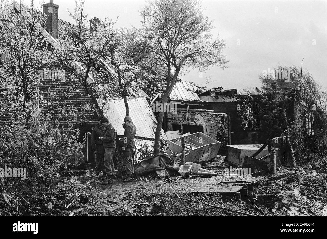 Due F-16 combattenti schiantati della forza aerea olandese vicino Hoogeveen Descrizione: Azienda danneggiata Data: 27 aprile 1983 luogo: Drenthe, Hoogeveen Parole Chiave: Fattorie, crolli, aerei da combattimento, incidenti aerei Foto Stock