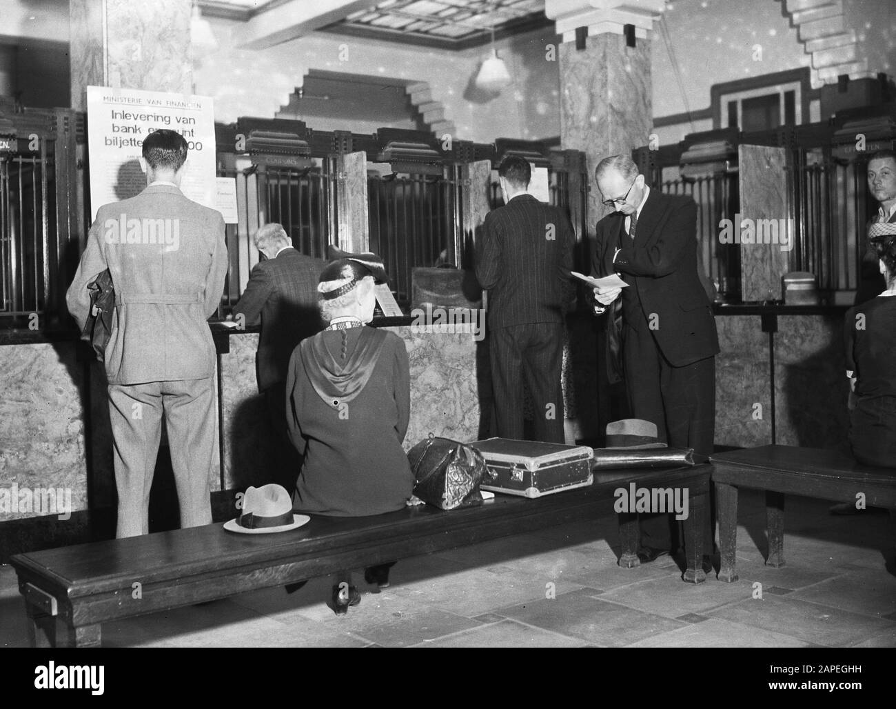 Finanza: Purificazione del denaro Descrizione: La resa di F.. 100, - note Data: Luglio 1945 Parole Chiave: Banconote, banche, borse, Seconda guerra mondiale Foto Stock
