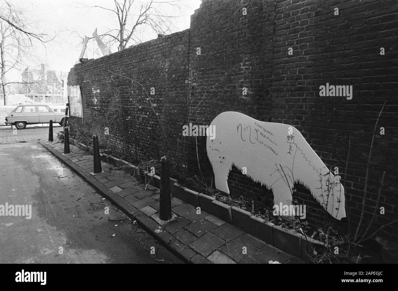 Pittura di demolizione pareti per rallegrare un quartiere, 5a e 6a tre giraffe di legno che guardano su un muro nel quartiere, Data: 15 dicembre 1980 Parole Chiave: Muri Nome Della Persona: Giraffe, legno, Orso polare, parete Foto Stock
