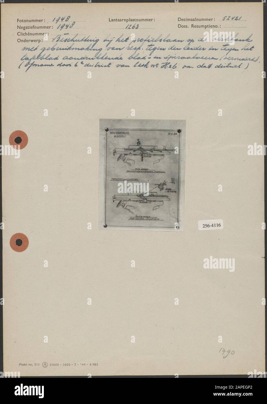 Protezione del piano di lavoro Descrizione: Protezione del profilo sul piano di lavoro utilizzando rispettivamente molle a balestra e a spirale contro il piano di lavoro e contro il piano di lavoro ( obsoleto) (disegno n. H26 del distretto di 6th) Data: Parole Chiave non date: Sicurezza, macchinari per legno, industria di legno, banche del profilo, disegni Foto Stock