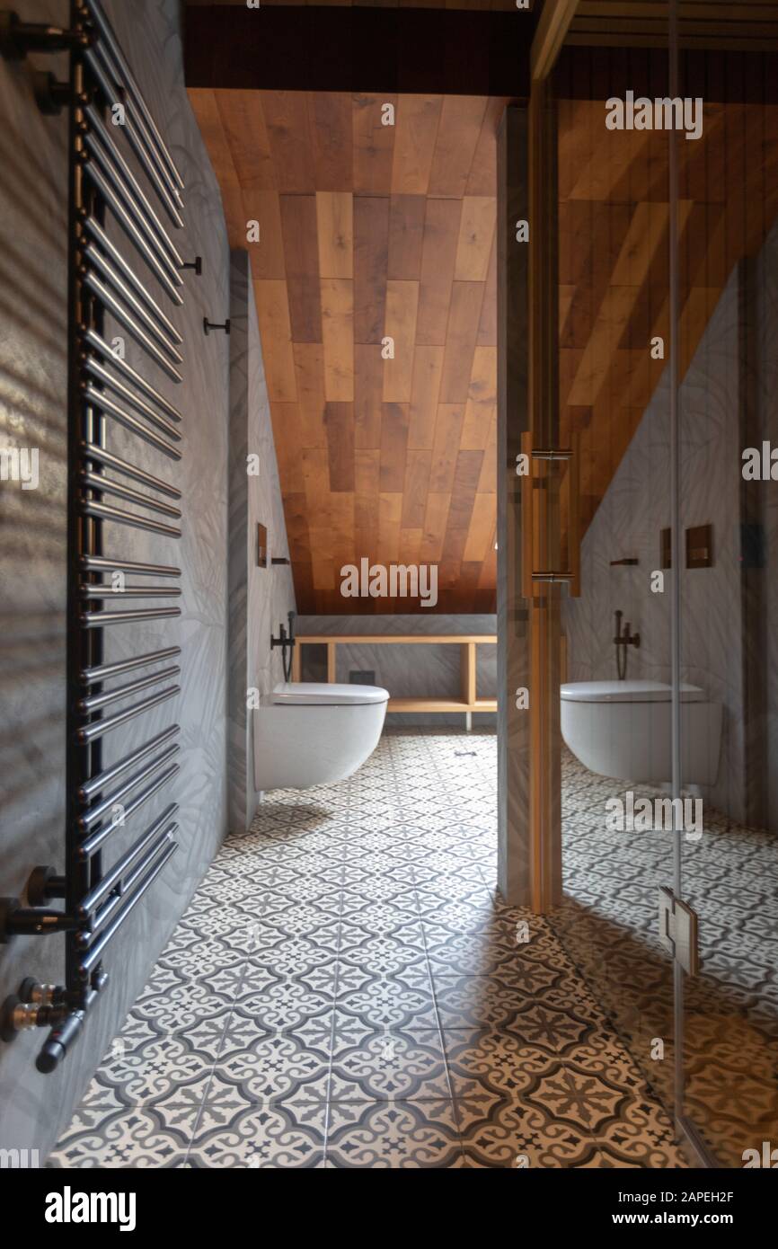 Design moderno degli interni di un accogliente bagno mansarda Foto Stock