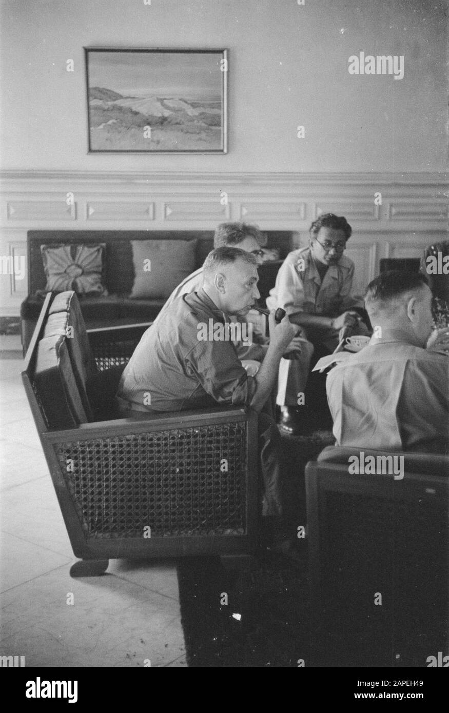 Discussione al Municipio di Medan Descrizione: Dibattito tra autorità olandesi e repubblicane su iniziativa del comandante della forza territoriale Colonnello P. Scholten (con pipe) Data: 31 marzo 1947 luogo: Indonesia, Indonesia, Medan Foto Stock