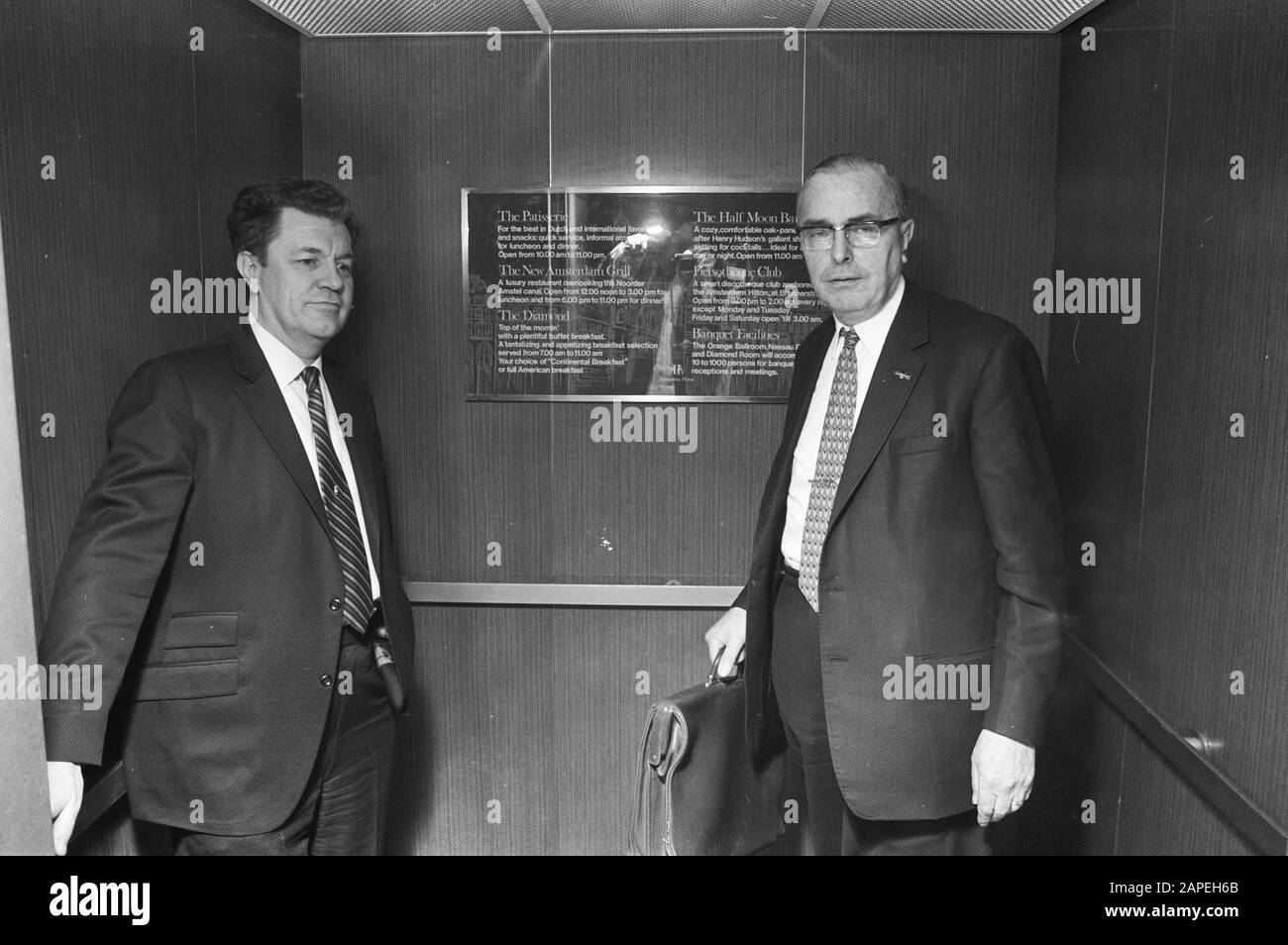 Discussioni all'Hilton Hotel di Amsterdam sull'organizzazione dei due campi per il campionato del mondo tra Bobby Fischer e Boris Spassky. Edmonson ed Edmonson (direttore della American Chess Federation) e prof. Max Euwe (presidente della FIDE, a destra) in ascensore Data: 31 gennaio 1972 luogo: Amsterdam, Noord-Holland Parole Chiave: Ascensori, scacchi, sport Nome utente: Edmonson, ed, Euwe, Max Foto Stock