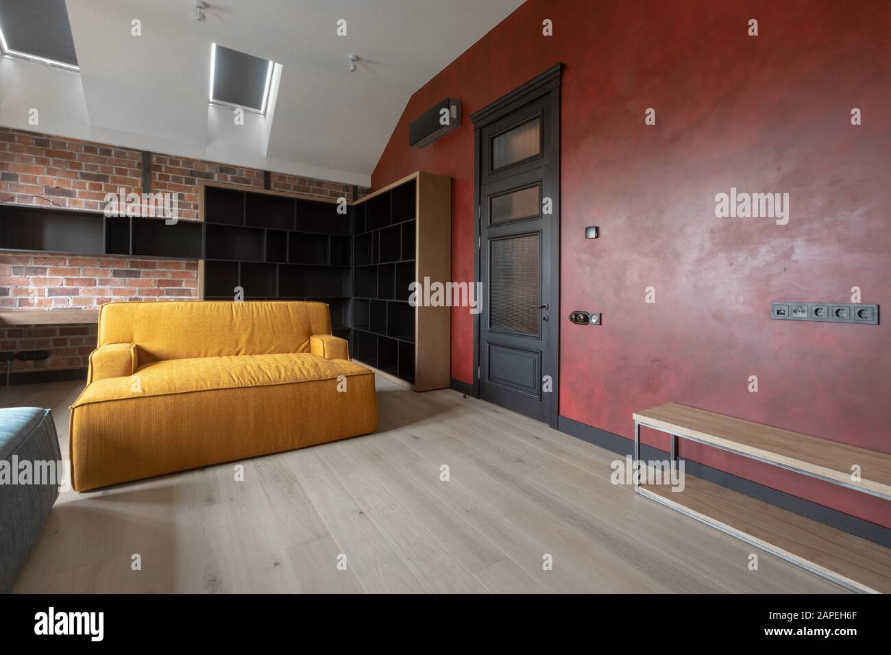 Accogliente e moderno design degli interni del soggiorno in appartamento Foto Stock