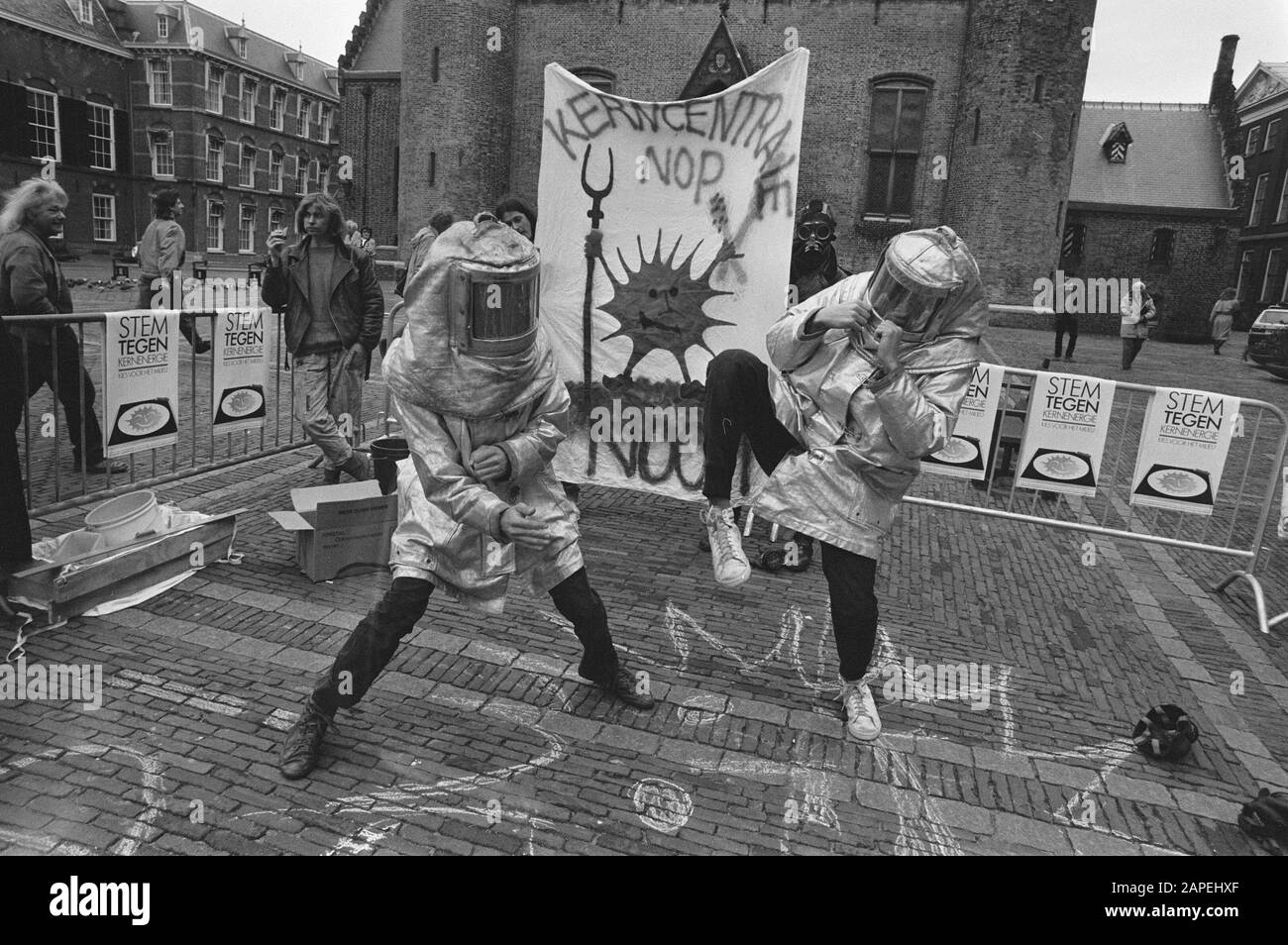 Dimostranti in costumi privi di radiazioni dimostrano contro le sedi delle centrali nucleari Data: 21 aprile 1986 luogo: L'Aia, Zuid-Holland Parole Chiave: Dimostranti, costumi Foto Stock