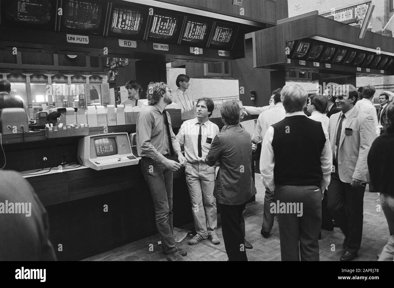 Stock index options at the European Option Exchange in Amsterdam Descrizione: Stock Exchange Activities at the European Option Exchange Data: 13 settembre 1983 luogo: Amsterdam, Noord-Holland Parole Chiave: Borsa trader, borsa valori Foto Stock
