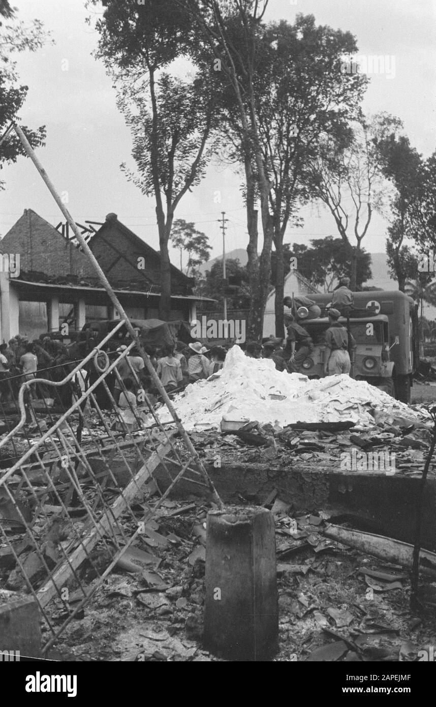 Garoet. Purificazione azioni ambiente Tjibatoe e Wanaraja Descrizione: La popolazione sogna insieme intorno al trasporto militare tugen. In primo piano macerie di un edificio distrutto Data: 15 ottobre 1947 Località: Indonesia, Java, Indie Orientali Olandesi Foto Stock