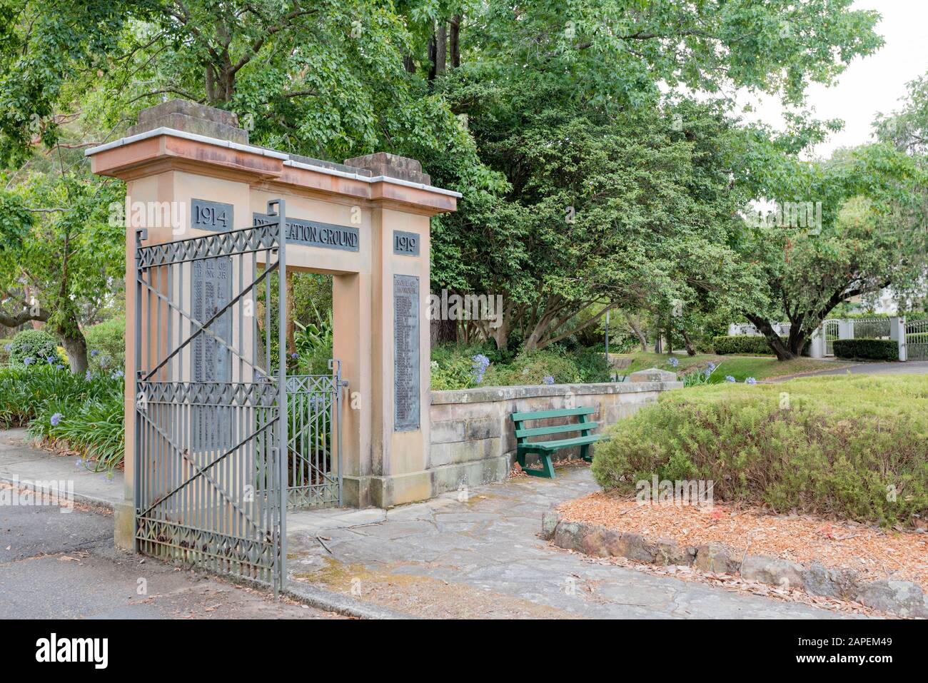 Le porte commemorative della prima Guerra Mondiale al Soldiers Memorial Park nel sobborgo di Sydney di Lindfield furono erette nel 1922 e progettate da Henry Lockley Foto Stock