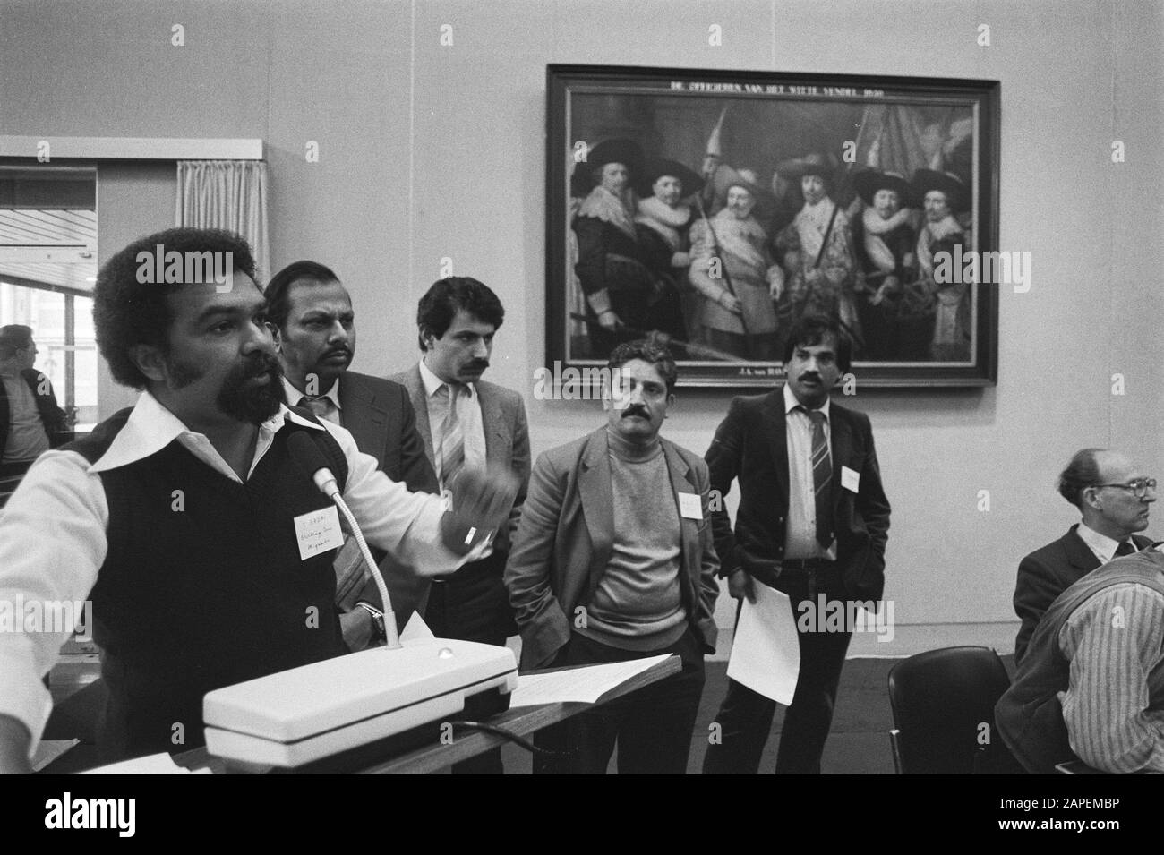 Giornata di riflessione sul razzismo nel vecchio municipio dell'Aia; rappresentanti di gruppi minoritari in fila all'interruzione microcoon Data: 25 maggio 1984 luogo: L'Aia, Zuid-Holland Parole Chiave: Razzismo, City Halls Foto Stock Giornata di riflessione sul razzismo nel vecchio municipio dell'Aia; rappresentanti di gruppi minoritari in fila all'interruzione microcoon Data: 25 maggio 1984 luogo: L'Aia, Zuid-Holland Parole Chiave: Razzismo, City Halls Foto Stock