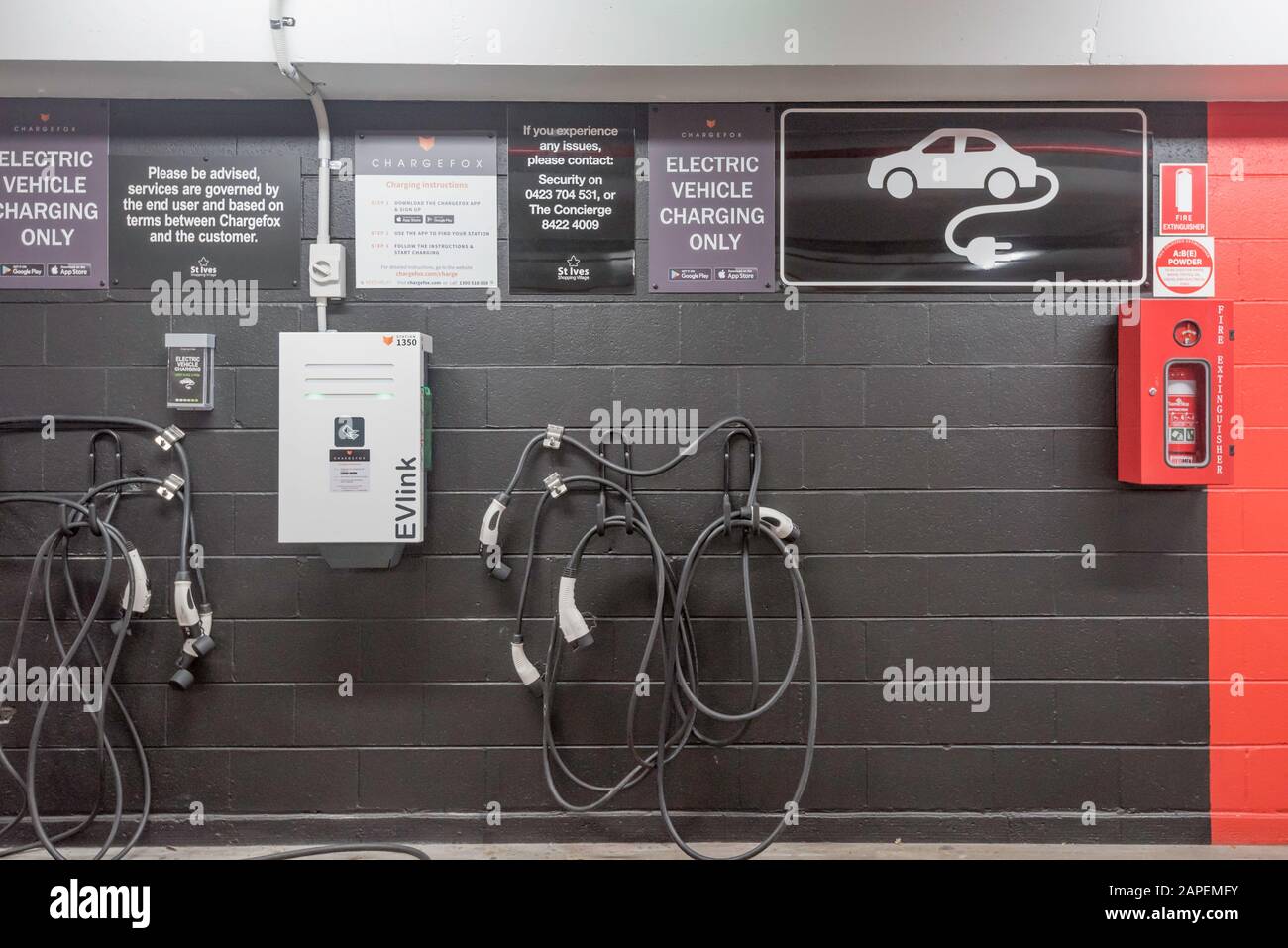 Un punto di ricarica per auto elettriche in un parcheggio sotterraneo a Sydney, Australia Foto Stock